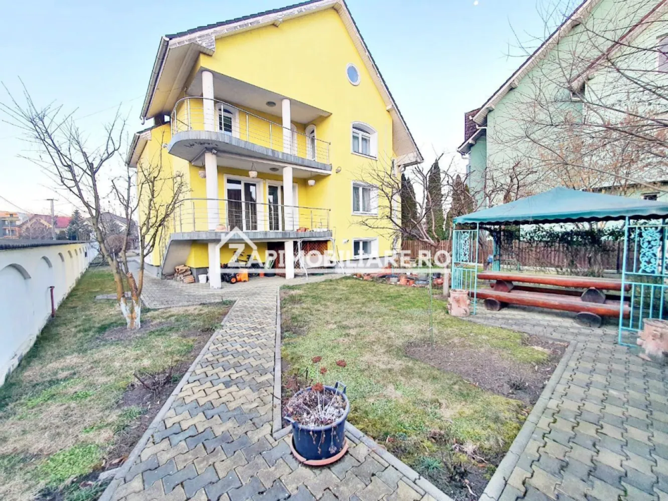 Casa 6 camere, 295 mp.utili, 1.000 mp teren, cartier Unirii - Contact 0774048706 Bogdan
De vânzare casă D-P-E, singur în curte 6 camere ,4 bai, situată în cartierul Unirii suprafața utilă de 295 mp. utili, 345 mp.construiti, amplasată pe un teren cu suprafața de 945 mp, 
Compartimentare:
- la demisol 2 garaje, 1 pivnită, 1 baie, 1 sală de sport,1 cameră tehnică
- la parter: 1 living, 1 bucătărie, 1 loc de luat masa,1 cămară,1 baie, 1 terasă
- la etaj:3 dormitoare, 2 băi, 1 dressing, 2 balcoane
Detalii:
- centrală termică, calorifere, geamuri termopan, 
- fundația casei are o adâncime de 1,5 m, pereții sunt din cărămidă, acoperișul de țiglă, izolată cu polistiren de 10 cm.
- pivniță, pod mansardabil, 
- anul construcției 2006
- poarta si usi garaj automatizate
- alarma ,supraveghere video
Utilitați:
- curent, apă, gaz, canalizare
Casa se vinde la cheie, partial mobilată și utilată la prețul de 319.000 Euro negociabil. Comision ZERO!
Contact 0774048706 Bogdan
Daca vă place această ofertă sau pentru alte informații sunați la numărul de contact din anunț! 
Compania Zap Imobiliare vă pune la dispoziție toate actele și documentele necesare alături de asistență și consiliere permanentă până la finalizarea achiziției imobiliare. 
Ne dorim să îți oferim cea mai plăcută experiență, îndeplinim vise cu pereți!