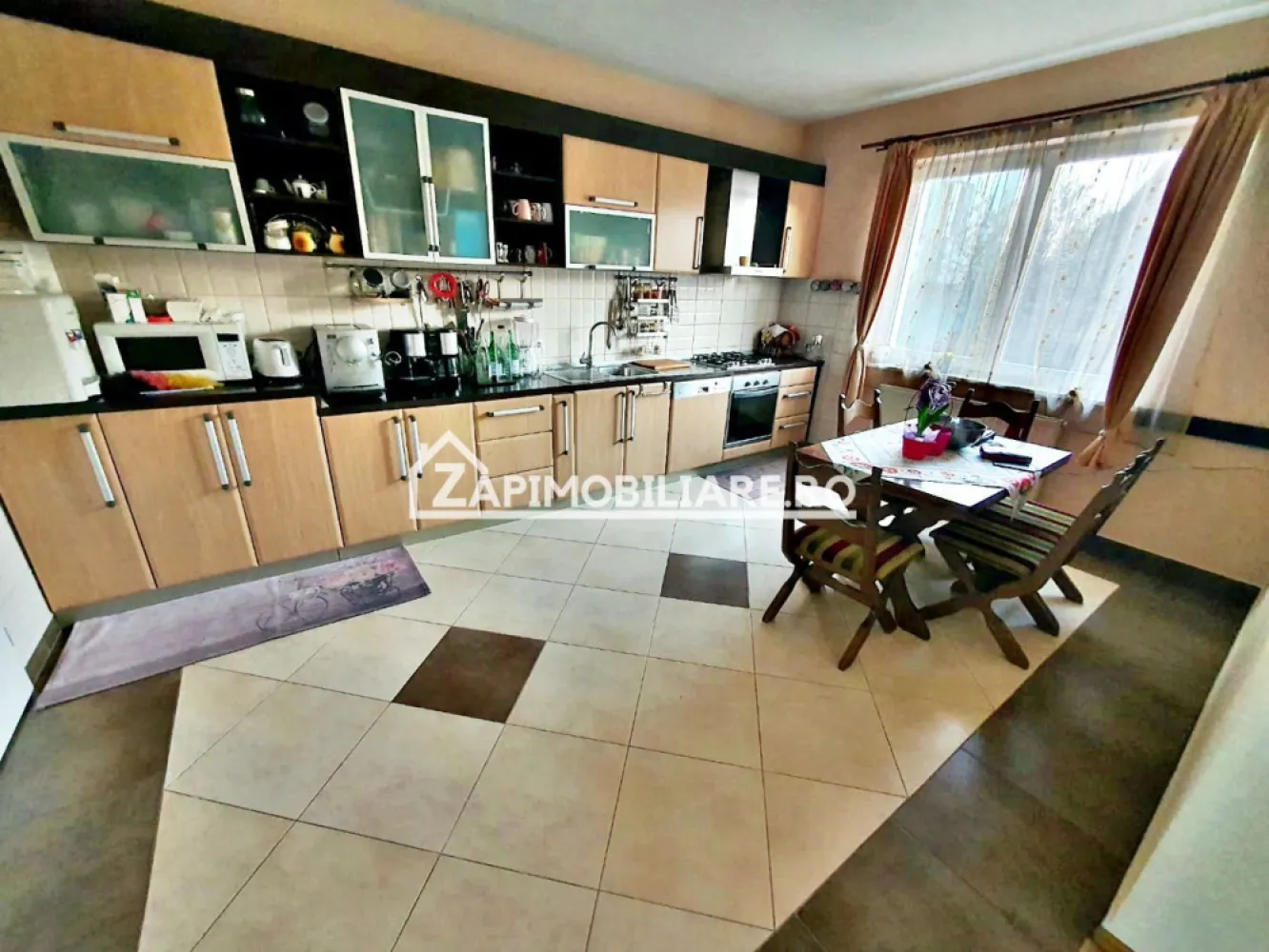 Casa 6 camere, 295 mp.utili, 1.000 mp teren, cartier Unirii - Contact 0774048706 Bogdan
De vânzare casă D-P-E, singur în curte 6 camere ,4 bai, situată în cartierul Unirii suprafața utilă de 295 mp. utili, 345 mp.construiti, amplasată pe un teren cu suprafața de 945 mp, 
Compartimentare:
- la demisol 2 garaje, 1 pivnită, 1 baie, 1 sală de sport,1 cameră tehnică
- la parter: 1 living, 1 bucătărie, 1 loc de luat masa,1 cămară,1 baie, 1 terasă
- la etaj:3 dormitoare, 2 băi, 1 dressing, 2 balcoane
Detalii:
- centrală termică, calorifere, geamuri termopan, 
- fundația casei are o adâncime de 1,5 m, pereții sunt din cărămidă, acoperișul de țiglă, izolată cu polistiren de 10 cm.
- pivniță, pod mansardabil, 
- anul construcției 2006
- poarta si usi garaj automatizate
- alarma ,supraveghere video
Utilitați:
- curent, apă, gaz, canalizare
Casa se vinde la cheie, partial mobilată și utilată la prețul de 319.000 Euro negociabil. Comision ZERO!
Contact 0774048706 Bogdan
Daca vă place această ofertă sau pentru alte informații sunați la numărul de contact din anunț! 
Compania Zap Imobiliare vă pune la dispoziție toate actele și documentele necesare alături de asistență și consiliere permanentă până la finalizarea achiziției imobiliare. 
Ne dorim să îți oferim cea mai plăcută experiență, îndeplinim vise cu pereți!