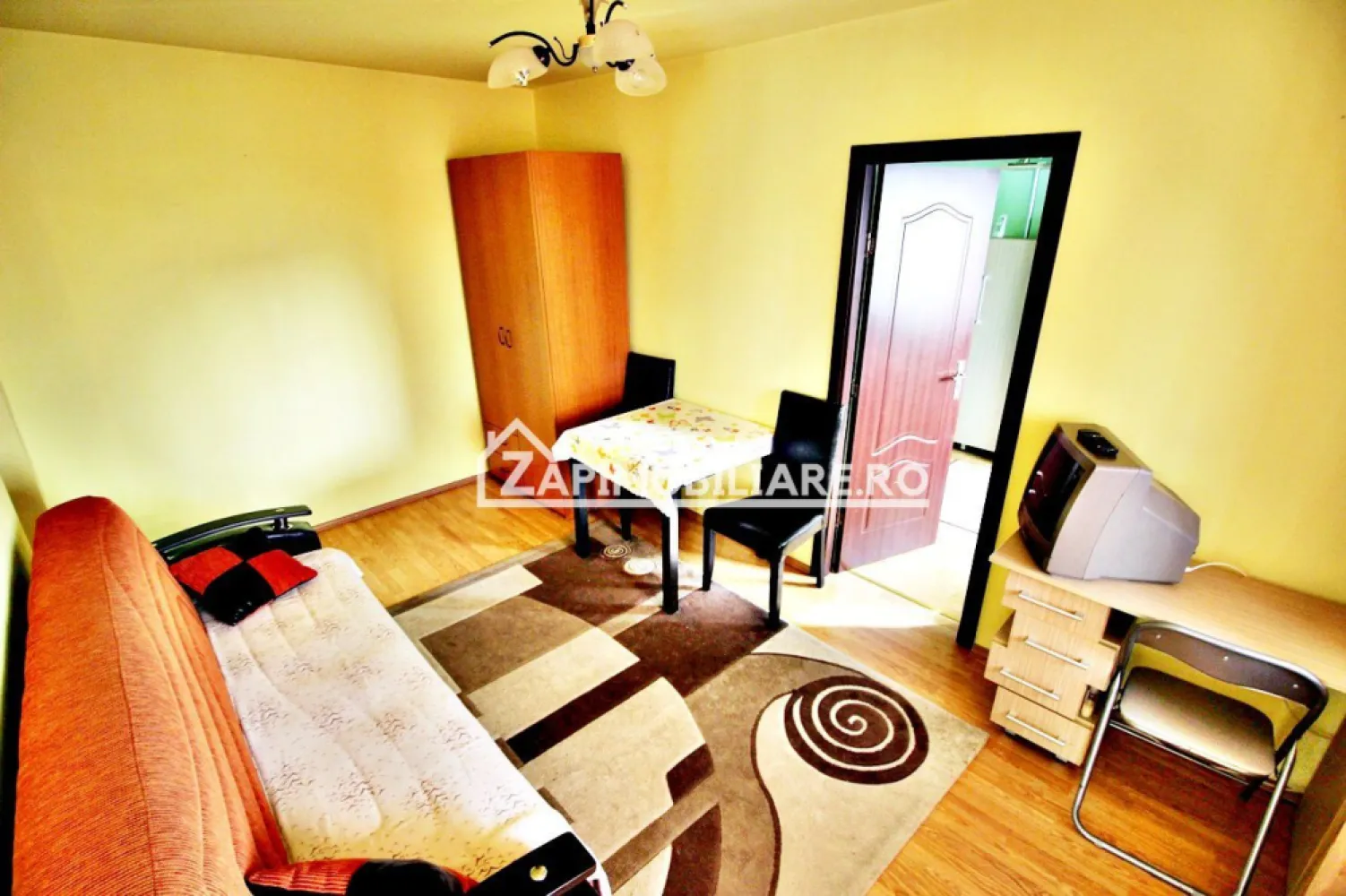 Apartament 2 camere,bloc izolat termic strada Măgurei - De vanzare apartament 2 camere in bloc recent reabilitat termic, complet mobilat și utilat,semidecomandat, situat în cartierul Dâmbu Pietros, strada Măgurei, suprafață utilă de 40 mp, situat la etajul 4 din 4, oferit de Zap Imobiliare.

Detalii: 
- 1 living, 1 dormitor, 1 hol, 1 balcon închis, 1 bucătărie, 1 baie, 
- centrală termică, calorifere, geamuri termopan, ușă metalică,
- apartamentul este pe mijloc, poziție vestică, izolat termic.
Proprietatea se află într-o zonă cu un confort deosebit, datorită amplasării în imediata apropiere a tot ceea ce înseamnă viață modernă, și anume: mijloace de transport în comun, magazine, unități de învățământ de toate gradele, piață, parc, bănci, farmacii, s.a.
Contact 077 4048706 Bogdan 
Locuința se vinde mobilată și utilată la prețul de 69.000 Euro.
Comision ZERO 
Acest anunț nu corespunde cerințelor tale? Sună la numărul afișat în anunț și unul dintre agenții noștri te va ajuta cu alte oferte personalizate în funcție de cerințele tale.
