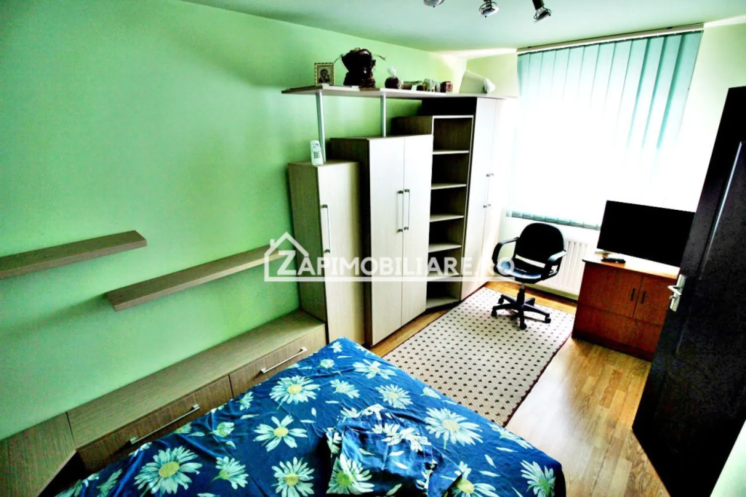 Apartament 2 camere,bloc izolat termic strada Măgurei - De vanzare apartament 2 camere in bloc recent reabilitat termic, complet mobilat și utilat,semidecomandat, situat în cartierul Dâmbu Pietros, strada Măgurei, suprafață utilă de 40 mp, situat la etajul 4 din 4, oferit de Zap Imobiliare.

Detalii: 
- 1 living, 1 dormitor, 1 hol, 1 balcon închis, 1 bucătărie, 1 baie, 
- centrală termică, calorifere, geamuri termopan, ușă metalică,
- apartamentul este pe mijloc, poziție vestică, izolat termic.
Proprietatea se află într-o zonă cu un confort deosebit, datorită amplasării în imediata apropiere a tot ceea ce înseamnă viață modernă, și anume: mijloace de transport în comun, magazine, unități de învățământ de toate gradele, piață, parc, bănci, farmacii, s.a.
Contact 077 4048706 Bogdan 
Locuința se vinde mobilată și utilată la prețul de 69.000 Euro.
Comision ZERO 
Acest anunț nu corespunde cerințelor tale? Sună la numărul afișat în anunț și unul dintre agenții noștri te va ajuta cu alte oferte personalizate în funcție de cerințele tale.