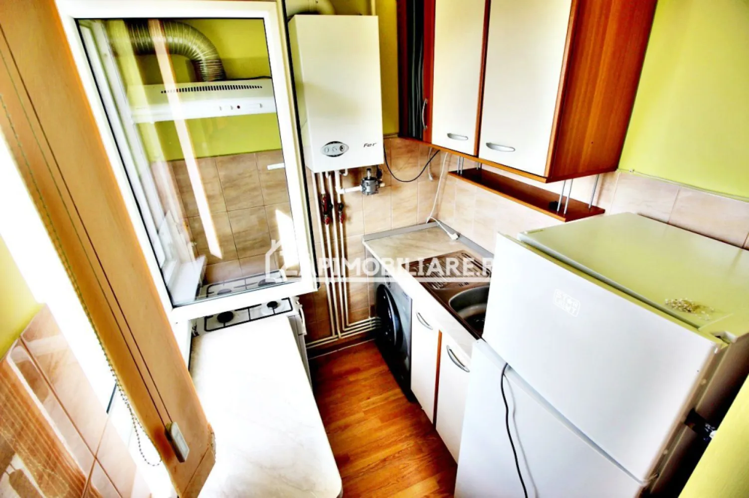 Apartament 2 camere,bloc izolat termic strada Măgurei - De vanzare apartament 2 camere in bloc recent reabilitat termic, complet mobilat și utilat,semidecomandat, situat în cartierul Dâmbu Pietros, strada Măgurei, suprafață utilă de 40 mp, situat la etajul 4 din 4, oferit de Zap Imobiliare.

Detalii: 
- 1 living, 1 dormitor, 1 hol, 1 balcon închis, 1 bucătărie, 1 baie, 
- centrală termică, calorifere, geamuri termopan, ușă metalică,
- apartamentul este pe mijloc, poziție vestică, izolat termic.
Proprietatea se află într-o zonă cu un confort deosebit, datorită amplasării în imediata apropiere a tot ceea ce înseamnă viață modernă, și anume: mijloace de transport în comun, magazine, unități de învățământ de toate gradele, piață, parc, bănci, farmacii, s.a.
Contact 077 4048706 Bogdan 
Locuința se vinde mobilată și utilată la prețul de 69.000 Euro.
Comision ZERO 
Acest anunț nu corespunde cerințelor tale? Sună la numărul afișat în anunț și unul dintre agenții noștri te va ajuta cu alte oferte personalizate în funcție de cerințele tale.