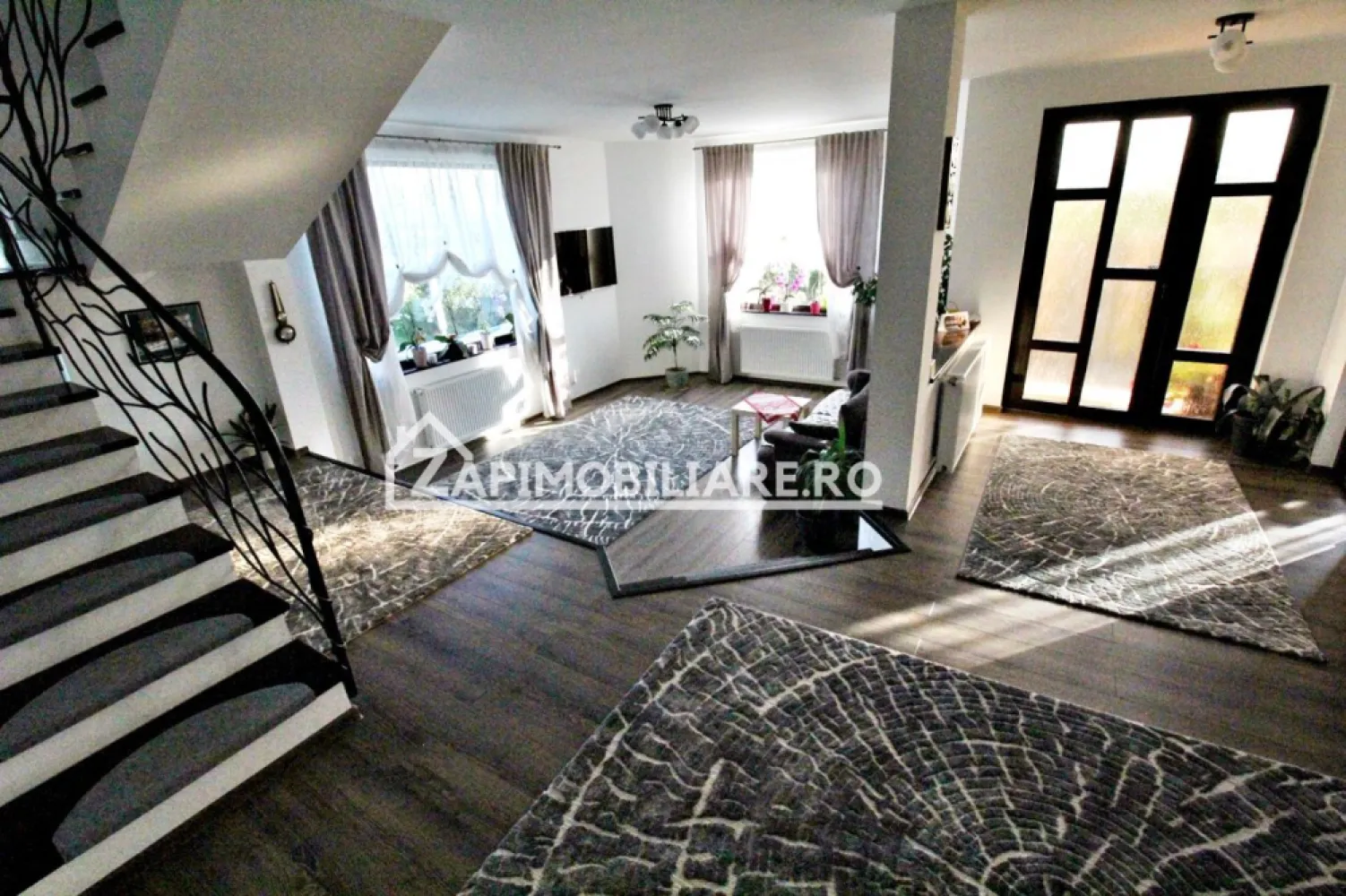 Casa 286 mp,1180 teren,Nazna,0%comision se accepta schimb - Descriere:
De vânzare sau de închiriat casă, singur în curte,7 camere situată în Nazna suprafața utilă de 286 mp amplasată pe un teren cu suprafața de 1.180 mp, cu o deschidere la drum de 42 ml.
Compartimentare:
- la parter: 1 living, 1 birou, 2 bucătării, 2 băi, 1 garaj 40 mp. cu intrare în casă, 2 terase, 1 cameră tehnică. 1 copertină pentru 2 mașini, 1 magazie.
- la etaj: 4 dormitoare, 3 băi, 1 dresing, 1 balcon.
- preț închiriere 1.800 euro
Detalii:
- centrală termică pe gaz + centrală pe lemne, calorifere, geamuri termopan triple, ușă metalică.
- fundația casei are o adâncime de 1 m, pereții sunt dubli și polistiren pe mijloc, acoperișul din tablă,
- pivniță 20 mp.
- anul construcției 2016 
Se accepta schimb cu apartament sau casă în Târgu Mureș 
Utilitați:
- curent, apă, gaz, fosă septică, în luna Octombrie se introduce canalizarea.

Casa se vinde la cheie, mobilată și utilată la prețul de 305000 Euro negociabil. Comision ZERO!
-----------------------------------------------------------------------------------------------------------------------------------------
Daca vă place această ofertă sau pentru alte informații sunați la numărul de contact din anunț! 0774048706
Compania Zap Imobiliare vă pune la dispoziție toate actele și documentele necesare alături de asistență și consiliere permanentă până la finalizarea achiziției imobiliare. 
Ne dorim să îți oferim cea mai plăcută experiență, îndeplinim vise cu pereți!