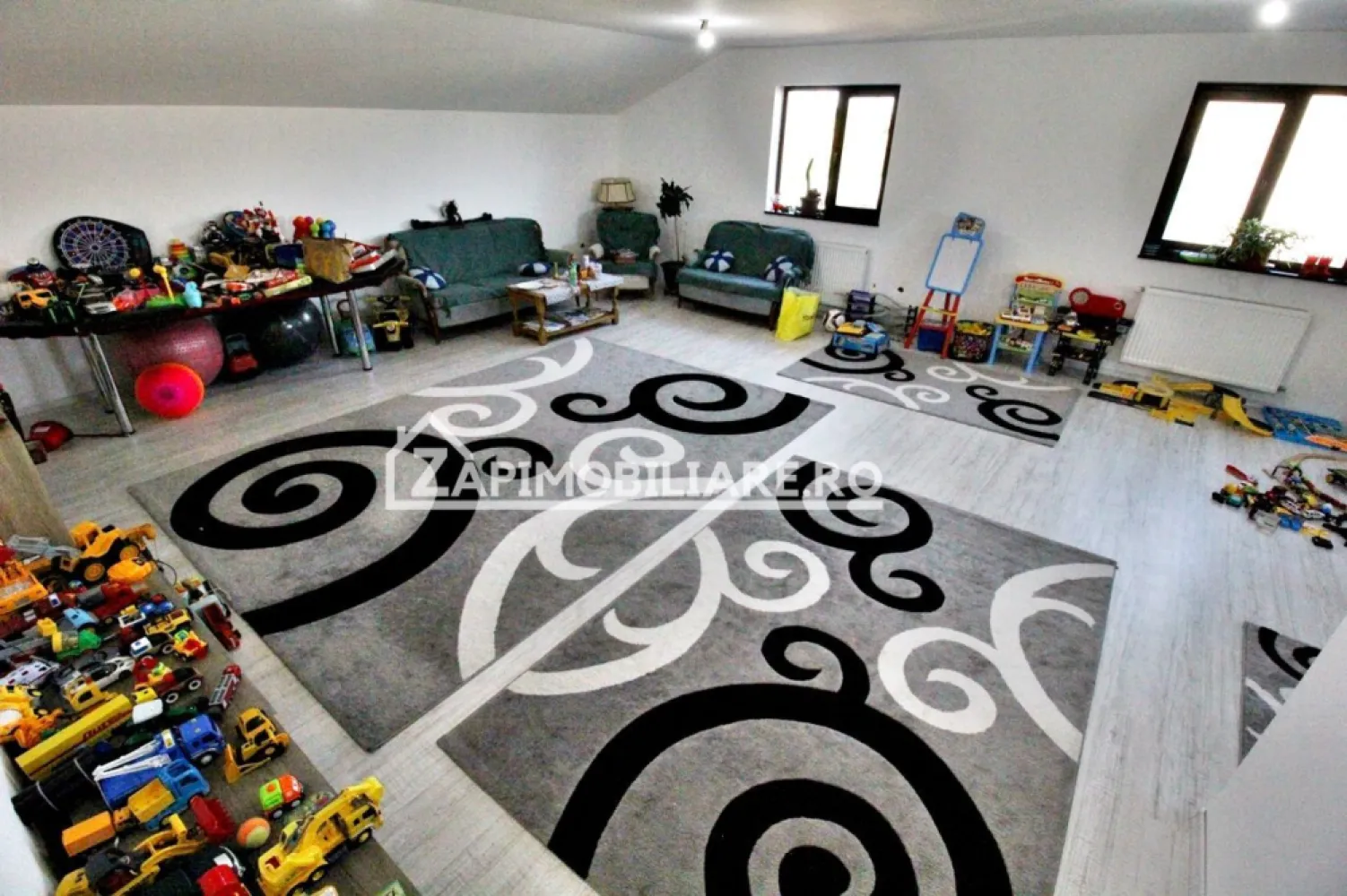 Casa 286 mp,1180 teren,Nazna,0%comision se accepta schimb - Descriere:
De vânzare sau de închiriat casă, singur în curte,7 camere situată în Nazna suprafața utilă de 286 mp amplasată pe un teren cu suprafața de 1.180 mp, cu o deschidere la drum de 42 ml.
Compartimentare:
- la parter: 1 living, 1 birou, 2 bucătării, 2 băi, 1 garaj 40 mp. cu intrare în casă, 2 terase, 1 cameră tehnică. 1 copertină pentru 2 mașini, 1 magazie.
- la etaj: 4 dormitoare, 3 băi, 1 dresing, 1 balcon.
- preț închiriere 1.800 euro
Detalii:
- centrală termică pe gaz + centrală pe lemne, calorifere, geamuri termopan triple, ușă metalică.
- fundația casei are o adâncime de 1 m, pereții sunt dubli și polistiren pe mijloc, acoperișul din tablă,
- pivniță 20 mp.
- anul construcției 2016 
Se accepta schimb cu apartament sau casă în Târgu Mureș 
Utilitați:
- curent, apă, gaz, fosă septică, în luna Octombrie se introduce canalizarea.

Casa se vinde la cheie, mobilată și utilată la prețul de 305000 Euro negociabil. Comision ZERO!
-----------------------------------------------------------------------------------------------------------------------------------------
Daca vă place această ofertă sau pentru alte informații sunați la numărul de contact din anunț! 0774048706
Compania Zap Imobiliare vă pune la dispoziție toate actele și documentele necesare alături de asistență și consiliere permanentă până la finalizarea achiziției imobiliare. 
Ne dorim să îți oferim cea mai plăcută experiență, îndeplinim vise cu pereți!
