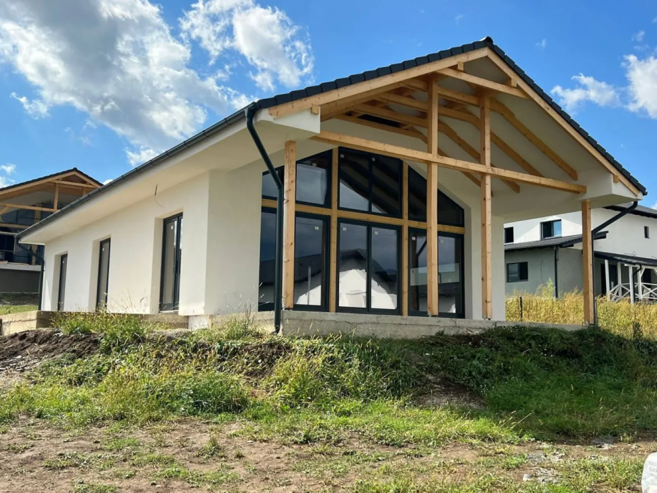 Casa la cheie 130mp 4 camere,2 băi,700mp teren,Livezeni - De vânzare case pe 1 nivel la cheie , singur în curte, 4 camere 2 bai,1 dressing,1 terasa acoperita 25 mp.situată în Livezeni , suprafața construită de 130 ,suprafata utilă 110 mp, amplasate pe un teren de 700 mp
Compartimentare:
Bonus din partea agenției asigurare obligatorie + facultativă cu asistență la domiciliu pe o perioada de 12 Luni 
- 1 living, 3 dormitoare, 1 dressing, 1 cămară,1 bucătărie, 2 băi. 1 hol, 1 terasă acoperită de 25 mp
Daca vă place această ofertă sau pentru alte informații sunați la numărul de contact din anunț! 0774048706 Bogdan
Detalii:
- centrală termică, incălzire in pardoseală
- fundația casei are o adâncime de 1 m, pereții sunt din cărămidă, acoperișul de țiglă, izolată cu polistiren de 10 cm
- asfaltul si iluminatul public incluse in pret
- baile si terasa placate cu travertin
-prize si intrerupătoare incluse 
- usi din lemn stratificat
- tamplarie ferestre di lemn stratificat
- montajul obiectelor sanitare incluse in pret
-posibilitate gard și pavaj la 9.500 euro
- posibilitate achiziție casa la rosu la prețul de 130.000 euro+ tva 

Utilitați:
- curent, apă, gaz, canalizare 
Materiale de calitate premium 
Casa se vinde la cheie la prețul de 159.000 euro + tva Comision ZERO!

-----------------------------------------------------------------------------------------------------------------------------------------
Daca vă place această ofertă sau pentru alte informații sunați la numărul de contact din anunț! 0774048706 Bogdan
Compania Zap Imobiliare vă pune la dispoziție toate actele și documentele necesare alături de asistență și consiliere permanentă până la finalizarea achiziției imobiliare.
Ne dorim să îți oferim cea mai plăcută experiență, îndeplinim vise cu pereți!