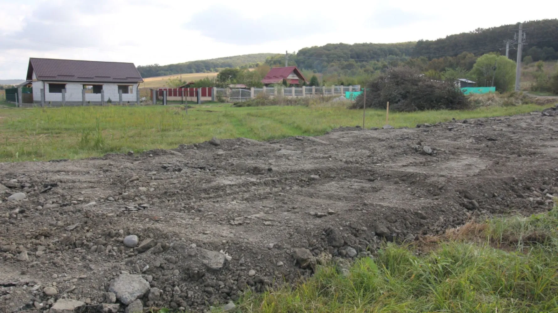 Teren 780 mp, Livezeni cu PUG aprobat recent,asfalt - De vânzare 780 mp.de teren la ieșire din Livezeni pe dreapta 100 m de duplex-urile noi construite,4 km de Lidl,utilități aproape.zona foarte frumoasa și buna pt. construcții case pret 59.000 euro Dacă vă place această ofertă - sau pentru alte informații sunați la numărul de contact din anunț! 0774048706 Bogdan
Drum asfaltat până in fata terenului 
Compania Zap Imobiliare vă pune la dispoziție toate informațiile, actele și documentele necesare alături de asistență și consiliere permanentă până la finalizarea achiziției imobiliare. Ne dorim să îți oferim cea mai plăcută experiență.