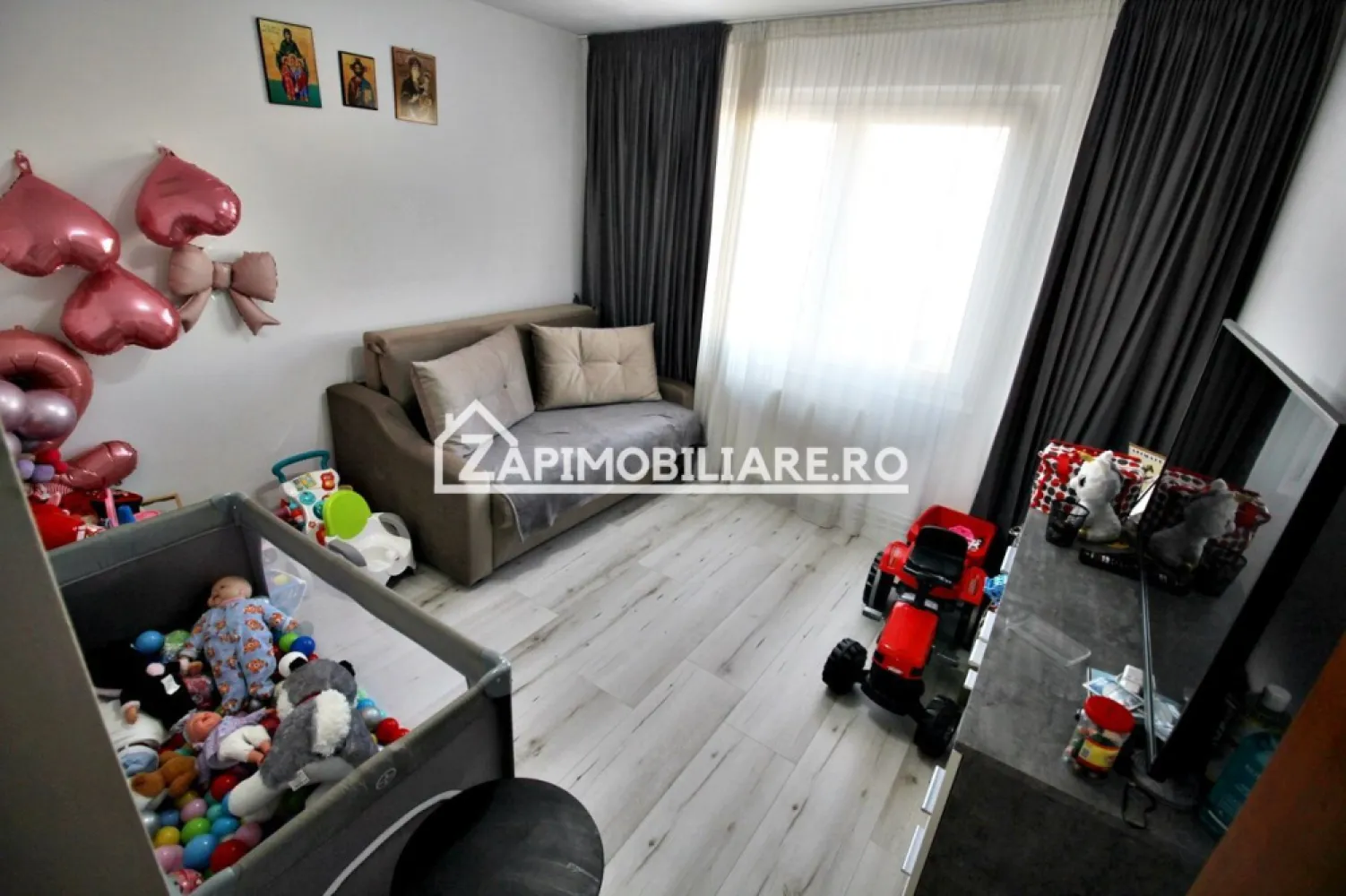 Apartament 2 camere,52 mp, cartier Tudor, mobilat si utilat - Contact 0774048706 Bogdan
De vânzare apartament 2 camere decomandat confort 1, situat în cartierul Tudor, strada Apicultorilor, suprafață utilă de 52 mp, situat la etajul 3 din 4 oferit de Zap Imobiliare 
Detalii: 
- 1 living, 1 dormitor, 1 bucătărie, 1 baie, 1 balcon închis, 1 hol, 1 cămară
- centrală termică, calorifere, geamuri termopan,.
- masina de spalat rufe, frigider, plită pe gaz si cuptor electric 
- usi din lemn stratificat
Proprietatea se află într-o zonă cu un confort deosebit, datorită amplasării în imediata apropiere a tot ceea ce înseamnă viață modernă, și anume: mijloace de transport în comun, magazine, unități de învățământ de toate gradele, piață, parc, bănci, farmacii, s.a.
Locuința se vinde mobilată și utilată la prețul de 117.000 Euro negociabil. Comisionul este ZERO!
Contact 0774048706 Bogdan

Dacă vă place această ofertă - sau pentru alte informații sunați la numărul de contact din anunț! 
Compania Zap Imobiliare vă pune la dispoziție toate informațiile, actele și documentele necesare alături de asistență și consiliere permanentă până la finalizarea achiziției imobiliare. Ne dorim să îți oferim cea mai plăcută experiență, îndeplinim vise cu pereți!