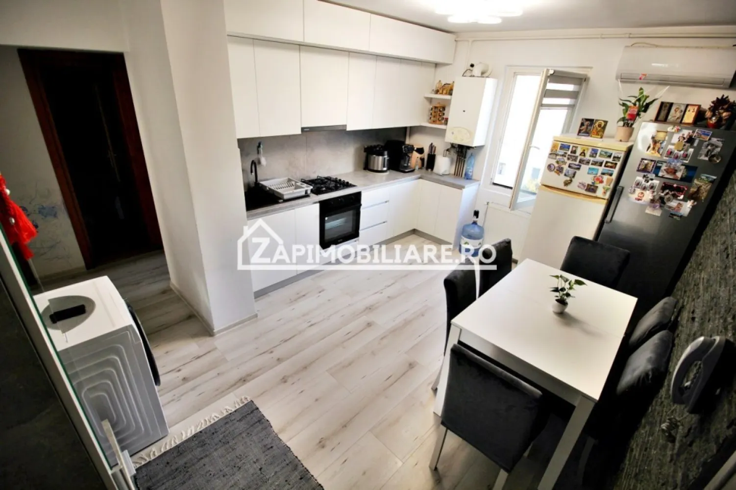 Apartament 2 camere,52 mp, cartier Tudor, mobilat si utilat - Contact 0774048706 Bogdan
De vânzare apartament 2 camere decomandat confort 1, situat în cartierul Tudor, strada Apicultorilor, suprafață utilă de 52 mp, situat la etajul 3 din 4 oferit de Zap Imobiliare 
Detalii: 
- 1 living, 1 dormitor, 1 bucătărie, 1 baie, 1 balcon închis, 1 hol, 1 cămară
- centrală termică, calorifere, geamuri termopan,.
- masina de spalat rufe, frigider, plită pe gaz si cuptor electric 
- usi din lemn stratificat
Proprietatea se află într-o zonă cu un confort deosebit, datorită amplasării în imediata apropiere a tot ceea ce înseamnă viață modernă, și anume: mijloace de transport în comun, magazine, unități de învățământ de toate gradele, piață, parc, bănci, farmacii, s.a.
Locuința se vinde mobilată și utilată la prețul de 117.000 Euro negociabil. Comisionul este ZERO!
Contact 0774048706 Bogdan

Dacă vă place această ofertă - sau pentru alte informații sunați la numărul de contact din anunț! 
Compania Zap Imobiliare vă pune la dispoziție toate informațiile, actele și documentele necesare alături de asistență și consiliere permanentă până la finalizarea achiziției imobiliare. Ne dorim să îți oferim cea mai plăcută experiență, îndeplinim vise cu pereți!