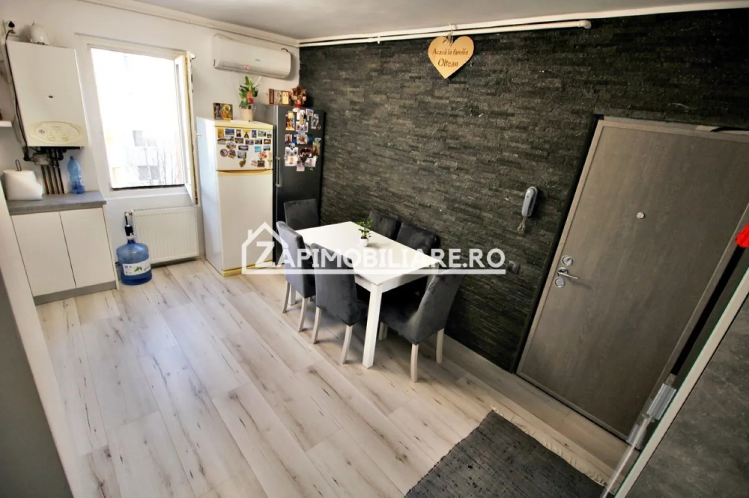 Apartament 2 camere,52 mp, cartier Tudor, mobilat si utilat - Contact 0774048706 Bogdan
De vânzare apartament 2 camere decomandat confort 1, situat în cartierul Tudor, strada Apicultorilor, suprafață utilă de 52 mp, situat la etajul 3 din 4 oferit de Zap Imobiliare 
Detalii: 
- 1 living, 1 dormitor, 1 bucătărie, 1 baie, 1 balcon închis, 1 hol, 1 cămară
- centrală termică, calorifere, geamuri termopan,.
- masina de spalat rufe, frigider, plită pe gaz si cuptor electric 
- usi din lemn stratificat
Proprietatea se află într-o zonă cu un confort deosebit, datorită amplasării în imediata apropiere a tot ceea ce înseamnă viață modernă, și anume: mijloace de transport în comun, magazine, unități de învățământ de toate gradele, piață, parc, bănci, farmacii, s.a.
Locuința se vinde mobilată și utilată la prețul de 117.000 Euro negociabil. Comisionul este ZERO!
Contact 0774048706 Bogdan

Dacă vă place această ofertă - sau pentru alte informații sunați la numărul de contact din anunț! 
Compania Zap Imobiliare vă pune la dispoziție toate informațiile, actele și documentele necesare alături de asistență și consiliere permanentă până la finalizarea achiziției imobiliare. Ne dorim să îți oferim cea mai plăcută experiență, îndeplinim vise cu pereți!