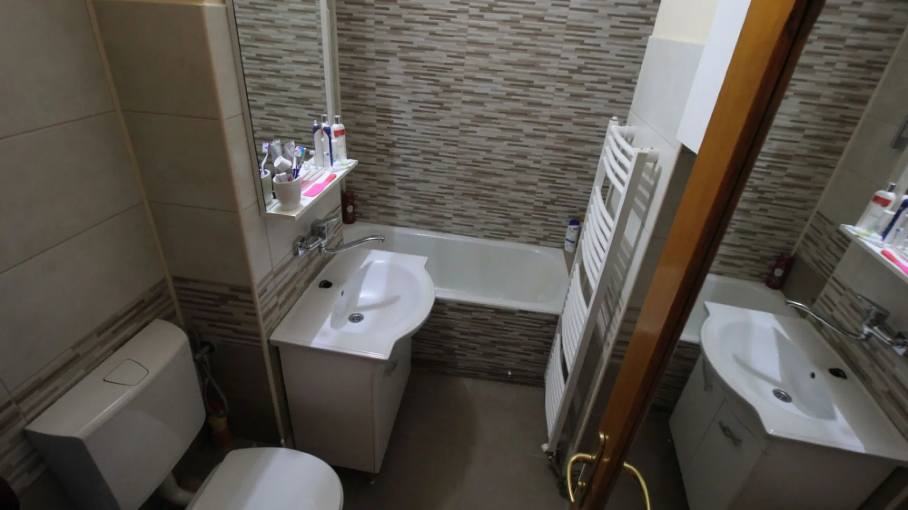 Apartament 2 camere,52 mp, cartier Tudor, mobilat si utilat - Contact 0774048706 Bogdan
De vânzare apartament 2 camere decomandat confort 1, situat în cartierul Tudor, strada Apicultorilor, suprafață utilă de 52 mp, situat la etajul 3 din 4 oferit de Zap Imobiliare 
Detalii: 
- 1 living, 1 dormitor, 1 bucătărie, 1 baie, 1 balcon închis, 1 hol, 1 cămară
- centrală termică, calorifere, geamuri termopan,.
- masina de spalat rufe, frigider, plită pe gaz si cuptor electric 
- usi din lemn stratificat
Proprietatea se află într-o zonă cu un confort deosebit, datorită amplasării în imediata apropiere a tot ceea ce înseamnă viață modernă, și anume: mijloace de transport în comun, magazine, unități de învățământ de toate gradele, piață, parc, bănci, farmacii, s.a.
Locuința se vinde mobilată și utilată la prețul de 117.000 Euro negociabil. Comisionul este ZERO!
Contact 0774048706 Bogdan

Dacă vă place această ofertă - sau pentru alte informații sunați la numărul de contact din anunț! 
Compania Zap Imobiliare vă pune la dispoziție toate informațiile, actele și documentele necesare alături de asistență și consiliere permanentă până la finalizarea achiziției imobiliare. Ne dorim să îți oferim cea mai plăcută experiență, îndeplinim vise cu pereți!