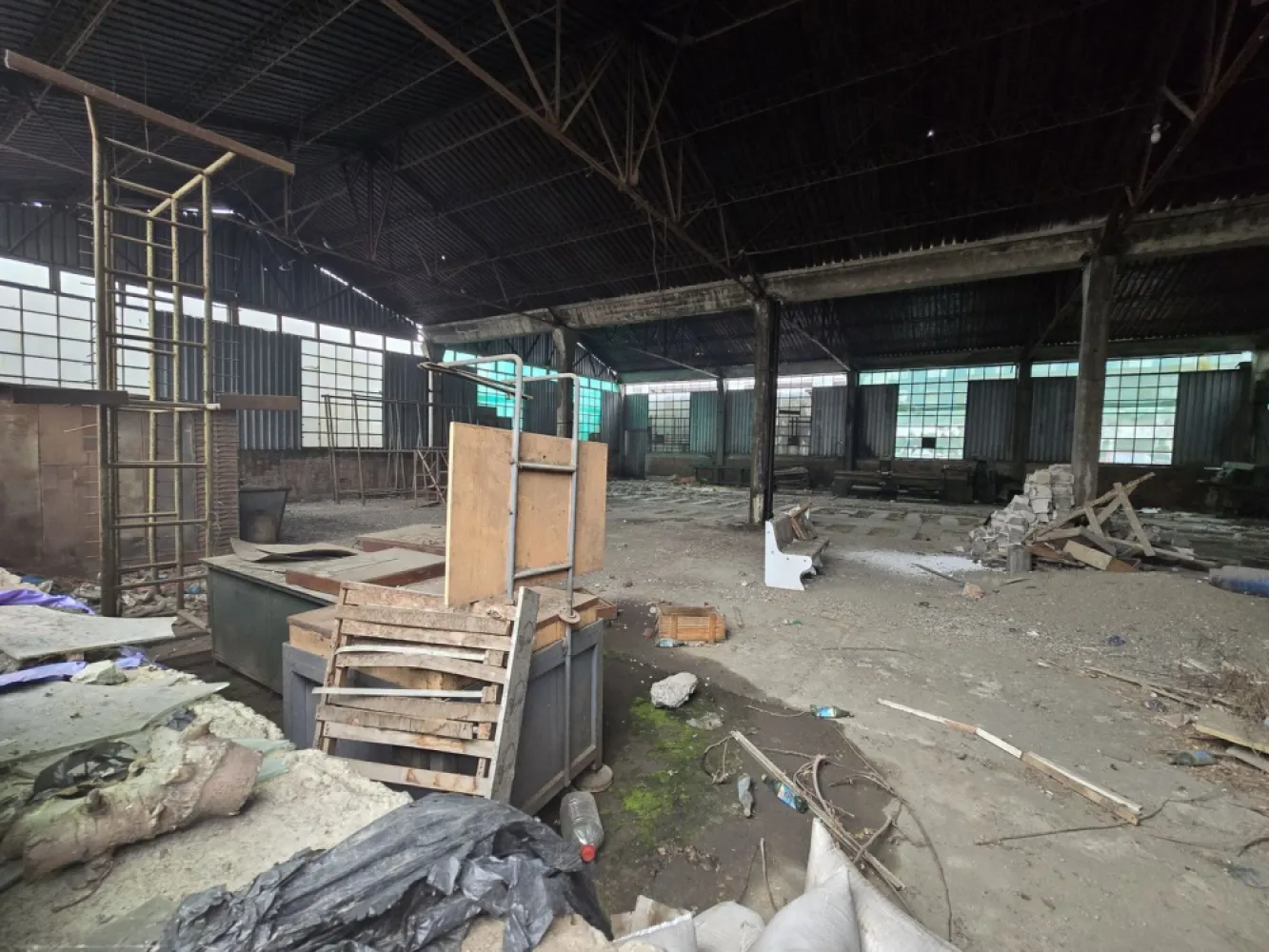 Hală + birouri suprafața totală 800 mp - Proprietatea este formată din hală de 600 mp și birouri 200 mp situată în localitatea Târgu Mureș zonă semicentrală

Doritorii pot achiziționa hala la prețul de 269.000 euro, negociabil sau o pot închiria la prețul de 1.000 euro/pe lună.

-----------------------------------------------------------------------------------------------------------------------------------------
Daca vă place această ofertă sau pentru alte informații sunați la numărul de contact din anunț! 0774048706
Compania Zap Imobiliare vă pune la dispoziție toate actele și documentele necesare alături de asistență și consiliere permanentă până la finalizarea achiziției imobiliare.
Ne dorim să îți oferim cea mai plăcută experiență, îndeplinim vise cu pereți!