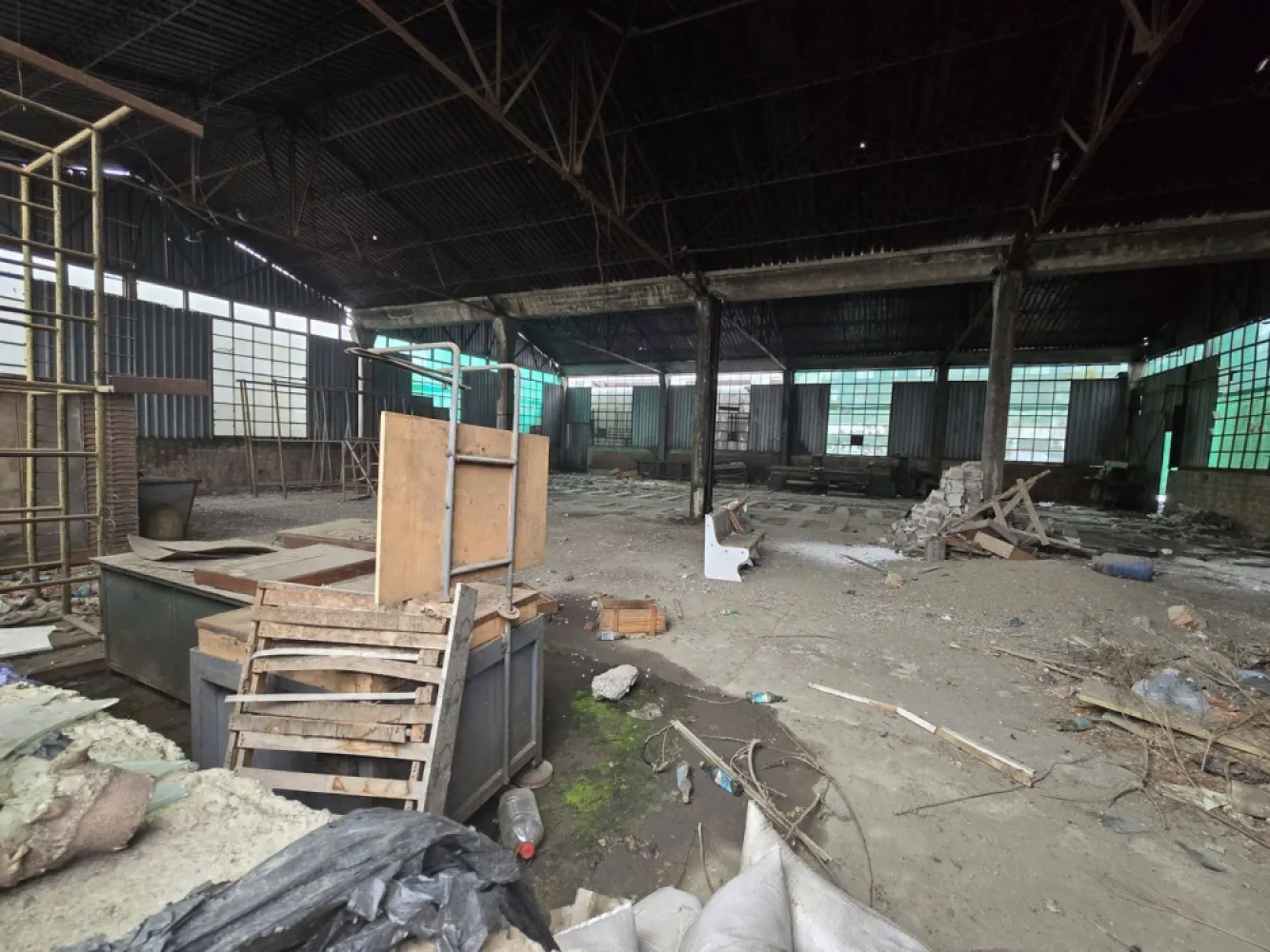Hală + birouri suprafața totală 800 mp - Proprietatea este formată din hală de 600 mp și birouri 200 mp situată în localitatea Târgu Mureș zonă semicentrală

Doritorii pot achiziționa hala la prețul de 269.000 euro, negociabil sau o pot închiria la prețul de 1.000 euro/pe lună.

-----------------------------------------------------------------------------------------------------------------------------------------
Daca vă place această ofertă sau pentru alte informații sunați la numărul de contact din anunț! 0774048706
Compania Zap Imobiliare vă pune la dispoziție toate actele și documentele necesare alături de asistență și consiliere permanentă până la finalizarea achiziției imobiliare.
Ne dorim să îți oferim cea mai plăcută experiență, îndeplinim vise cu pereți!
