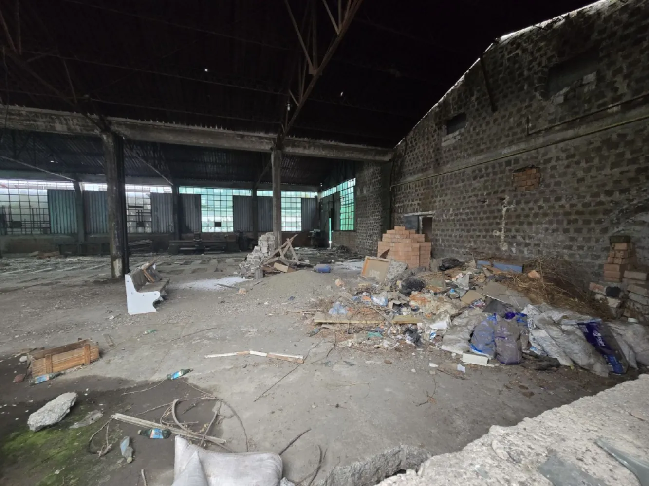 Hală + birouri suprafața totală 800 mp
