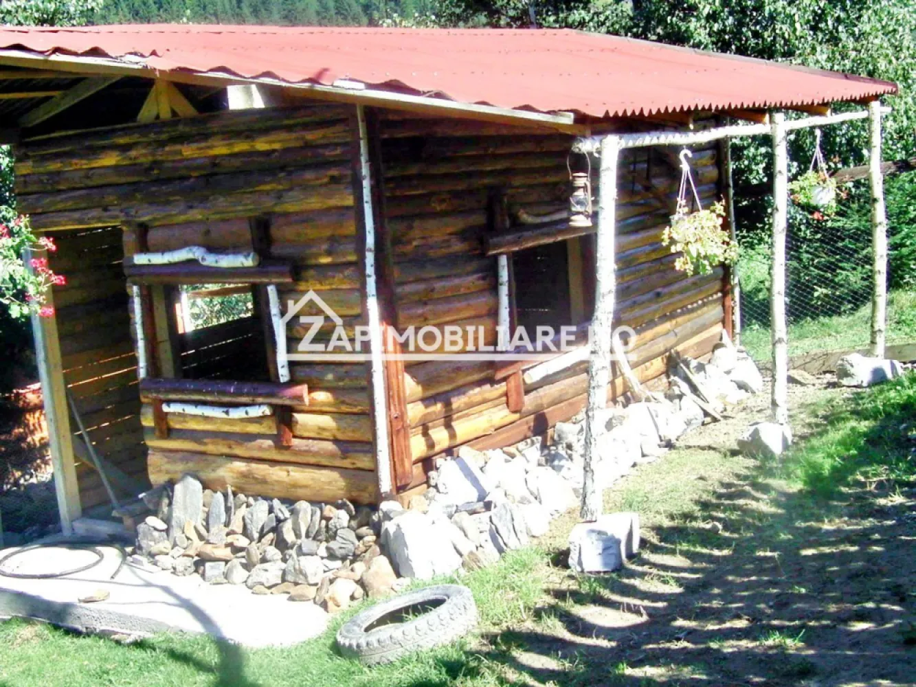 Pensiune functionabila intre Gheorgheni-Lacu Rosu - De vânzare Pensiune în Gheorgheni ( statiunea Kilometrul 4 ), 8 camere, 6 băi, cuo suprafața utilă de 250 mp. amplasată pe un teren cu suprafața de 1.000 mp,

Detalii:
- centrală termică, 
- o casuta ( neterminata ) 3x5 ,
- o casa cu mansarda ( neterminata ) 8x10
Posibilitati de programe/excursii, off-road, parc de aventura, partii de schi, posibilitate de vanat, wellness, aproape de salina Praid, 50 de km Sovata, stranduri termale. Lacu Rosu, Cheile Bicazului, lacul Bicazului ( posibilitate de plimbare cu vaporul )

Utilitați:
- curent, apă, canalizare, 

Pensiunea se vinde la cheie mobilată și utilată la prețul de 99.990 Euro negociabil. Comision ZERO!

-----------------------------------------------------------------------------------------------------------------------------------------
Dacă vă place această ofertă sau pentru alte informații sunați la numărul de contact din anunț!
Compania Zap Imobiliare vă pune la dispoziție toate actele și documentele necesare alături de asistență și consiliere permanentă până la finalizarea achiziției imobiliare.
Ne dorim să îți oferim cea mai plăcută experiență, îndeplinim vise cu pereți!