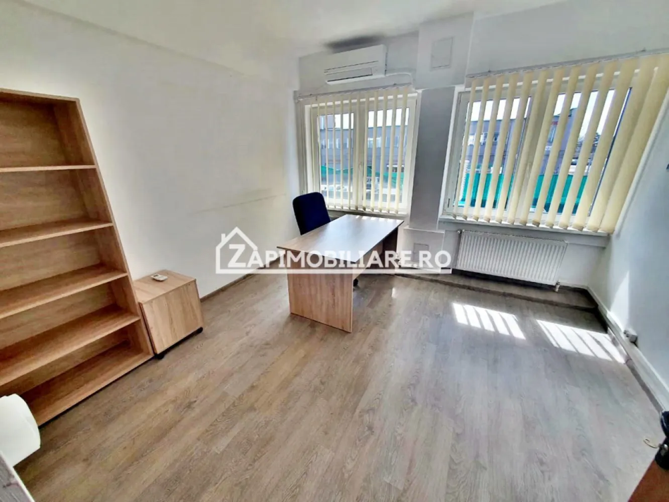 Spatii birouri,recent renovate si mobilate - De închiriat 9 birouri în zona Mureșeni strada Dezdrobirii cu o suprafața utilă de 250 mp./ etaj
Detalii:
Birourile se afla la etajul 1 toate birourile fiind renovate recent.
- centrală termică, calorifere, geamuri termopan.
- 2 băi
- locuri de parcare în curte
- aer conditionat in fiecare birou
- bucătărie mobilată si utilată

Birourile se pot închiria la prețul de 5 euro mp .
-prețul de 5 euro/mp valabil dacă se închiriază tot etajul 
Comisionul perceput de agenție este de 50% din valoarea primei chirii.Și se percepe o singură dată!
--------------------------------------------------------------------------------------------------------------------------------
Acest anunț nu corespunde cerințelor tale? Sună la numărul afișat în anunț și unul dintre agenții noștri te va ajuta cu alte oferte personalizate în funcție de cerințele tale. 0774048706 Bogdan