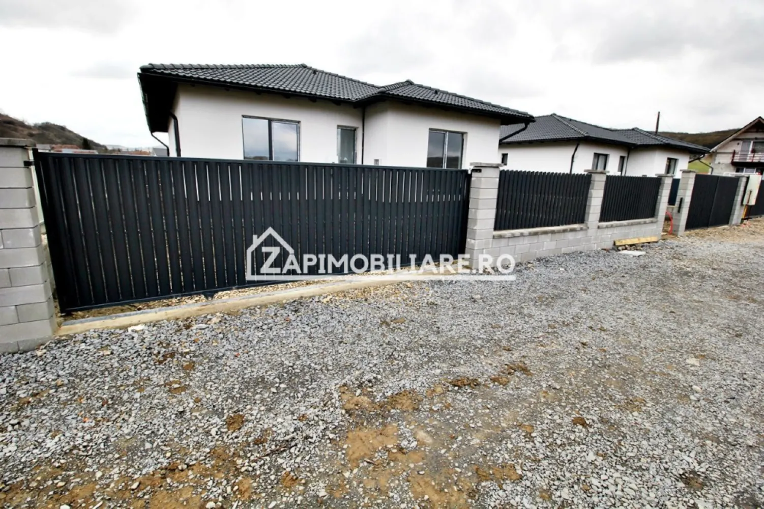 Casă la cheie pe 1 nivel 4cam. 2 bai,1 dresing 650 mp. teren - Contact 0774048706 Bogdan
De vânzare casă la cheie pe 1 nivel, singur în curte, 4 camere situată în Comuna Livezeni localitatea Ivănesti suprafața utilă de 120 mp amplasată pe un teren cu suprafața de 650 mp.
Compartimentare:
 1 living, 1 bucătărie, 2 băi, 3 dormitoare,1 dressing,1 terasă acoperită, 1 cămară, 2 holuri.
Detalii:
- zugrăvit in alb
- gardul , portile, pavajul gresia ,faianta , usi interioare,parchetul,obiecte sanitare,prize intrerupătoare incluse în preț 
- geamuri tripan
- centrală termică, incălzire in pardoseală
- fundația casei are o adâncime de 1 m, pereții sunt din cărămidă, acoperișul de țiglă, izolată cu polistiren dalmatin de 15 cm.
- pod mansardabil izolat cu celuloză 
- anul construcției 2026
- prize și întrerupătoare 
Utilitați:
- curent, apă, gaz, canalizare
Casa la cheie se vinde cu gard si pavaj la prețul de 189.000 Euro + tva Comision ZERO!
Daca vă place această ofertă sau pentru alte informații sunați la numărul de contact din anunț! 0774048706 Bogdan
Compania Zap Imobiliare vă pune la dispoziție toate actele și documentele necesare alături de asistență și consiliere permanentă până la finalizarea achiziției imobiliare. 
Ne dorim să îți oferim cea mai plăcută experiență, îndeplinim vise cu pereți!