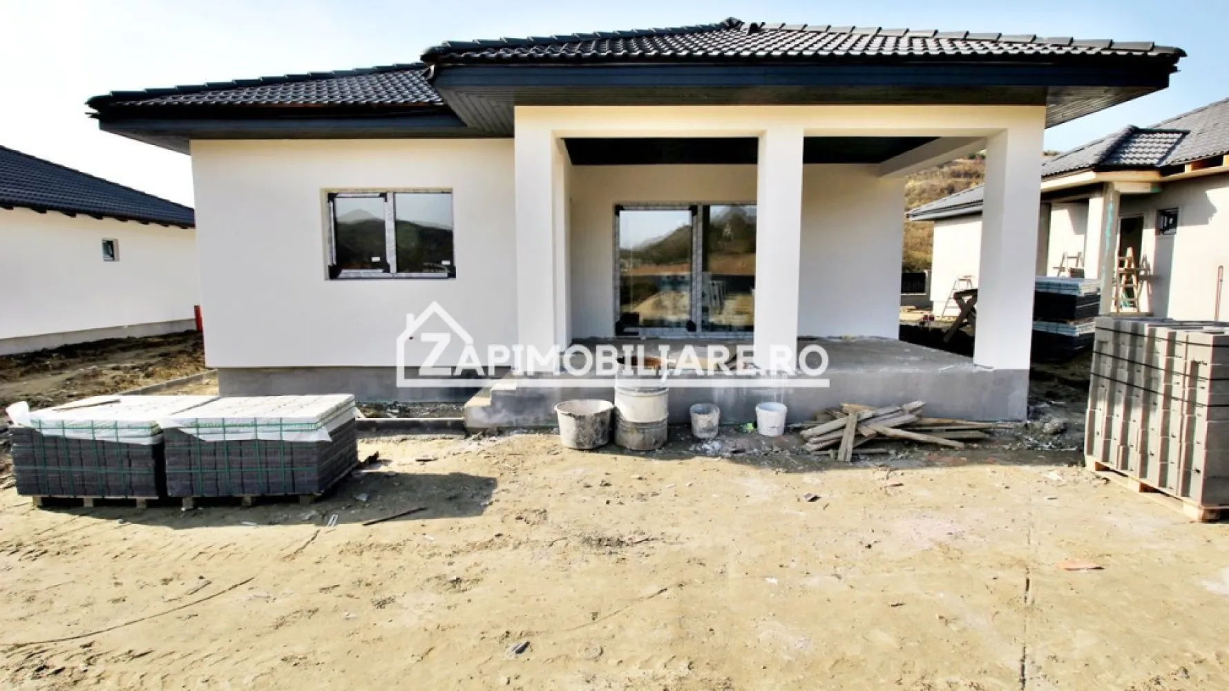 Casă la cheie pe 1 nivel 4cam. 2 bai,1 dresing 650 mp. teren - Contact 0774048706 Bogdan
De vânzare casă la cheie pe 1 nivel, singur în curte, 4 camere situată în Comuna Livezeni localitatea Ivănesti suprafața utilă de 120 mp amplasată pe un teren cu suprafața de 650 mp.
Compartimentare:
 1 living, 1 bucătărie, 2 băi, 3 dormitoare,1 dressing,1 terasă acoperită, 1 cămară, 2 holuri.
Detalii:
- zugrăvit in alb
- gardul , portile, pavajul gresia ,faianta , usi interioare,parchetul,obiecte sanitare,prize intrerupătoare incluse în preț 
- geamuri tripan
- centrală termică, incălzire in pardoseală
- fundația casei are o adâncime de 1 m, pereții sunt din cărămidă, acoperișul de țiglă, izolată cu polistiren dalmatin de 15 cm.
- pod mansardabil izolat cu celuloză 
- anul construcției 2026
- prize și întrerupătoare 
Utilitați:
- curent, apă, gaz, canalizare
Casa la cheie se vinde cu gard si pavaj la prețul de 189.000 Euro + tva Comision ZERO!
Daca vă place această ofertă sau pentru alte informații sunați la numărul de contact din anunț! 0774048706 Bogdan
Compania Zap Imobiliare vă pune la dispoziție toate actele și documentele necesare alături de asistență și consiliere permanentă până la finalizarea achiziției imobiliare. 
Ne dorim să îți oferim cea mai plăcută experiență, îndeplinim vise cu pereți!