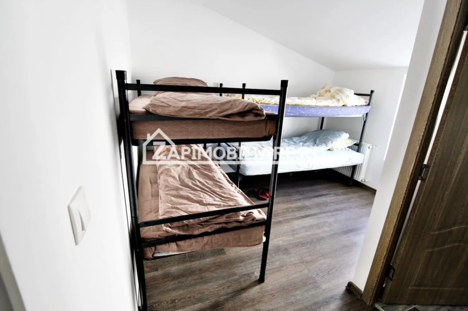 Cazare muncitori 50 lei / zi - Va oferim spre inchiriat camere cu 4 paturi pentru munciori, Str. Barajului intr-o curte cu supraveghere video si paza.
Detalii:
- toaleta,
- aer conditionat,
- loc de parcare,

Camera se inchhiriaza la pretul de 50 de lei / zi / persoana.
NU se percepe comision!!!
--------------------------------------------------------------------------------------------------------------------------------

Acest anunț nu corespunde cerințelor tale? Sună la numărul afișat în anunț și unul dintre agenții noștri te va ajuta cu alte oferte personalizate în funcție de cerințele tale.