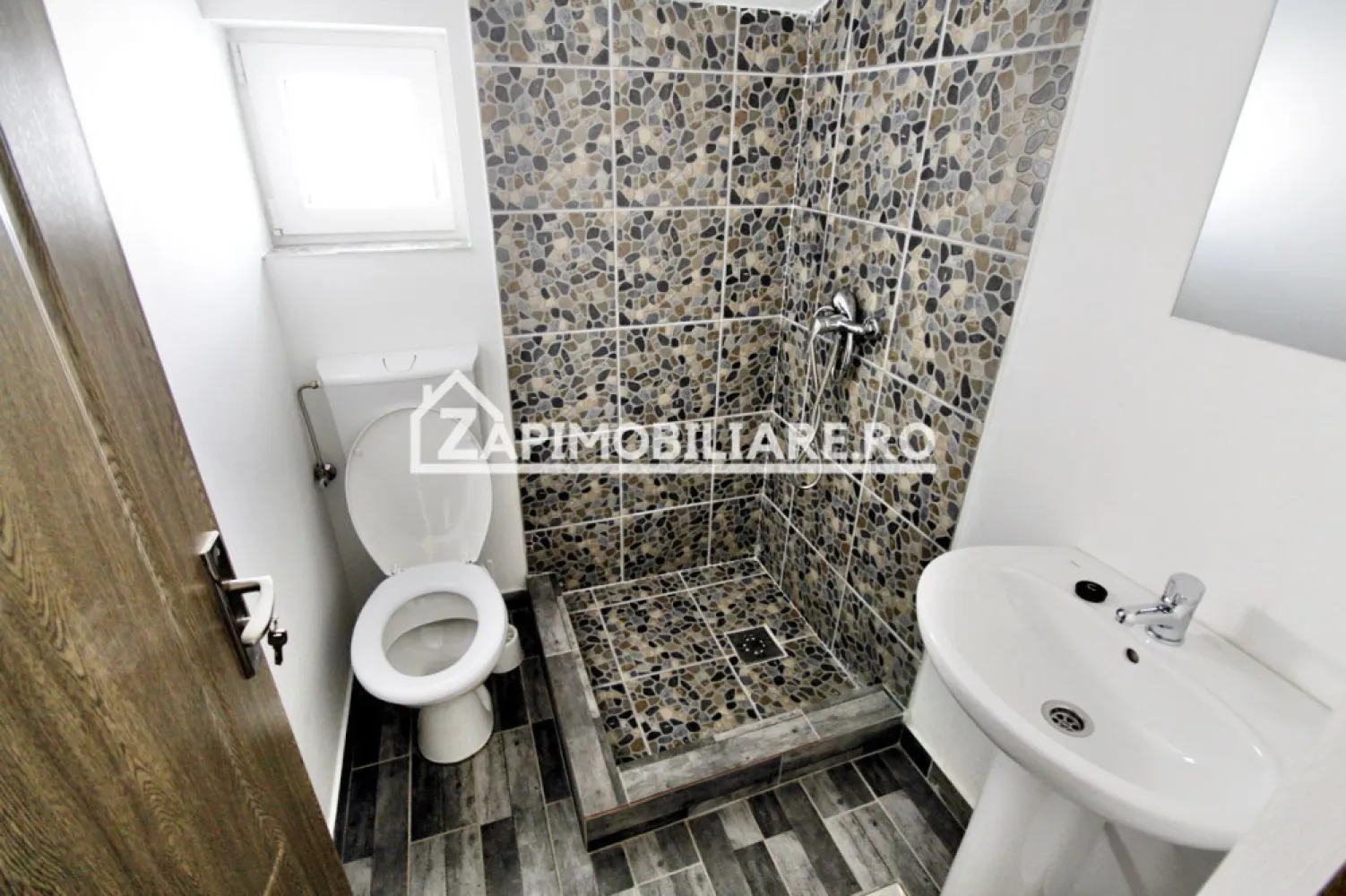 Cazare muncitori 50 lei / zi - Va oferim spre inchiriat camere cu 4 paturi pentru munciori, Str. Barajului intr-o curte cu supraveghere video si paza.
Detalii:
- toaleta,
- aer conditionat,
- loc de parcare,

Camera se inchhiriaza la pretul de 50 de lei / zi / persoana.
NU se percepe comision!!!
--------------------------------------------------------------------------------------------------------------------------------

Acest anunț nu corespunde cerințelor tale? Sună la numărul afișat în anunț și unul dintre agenții noștri te va ajuta cu alte oferte personalizate în funcție de cerințele tale.