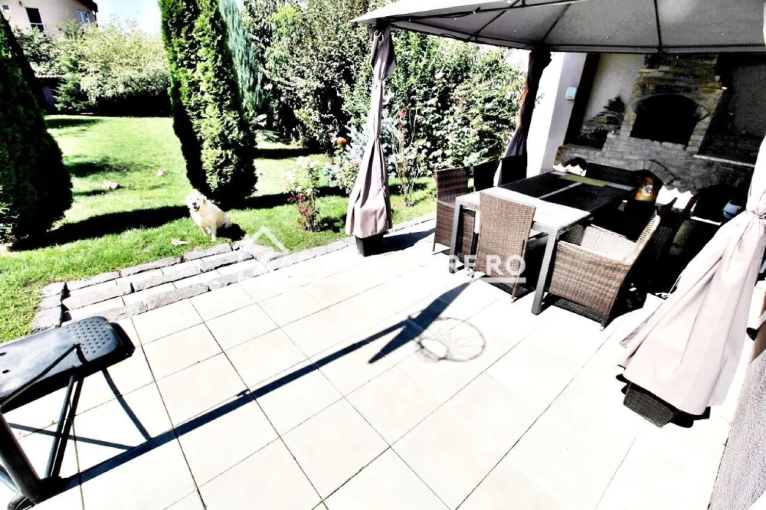 Casa Lux 350 mp, 531 mp teren, Targu-Mures, 0% comision - De vânzare casă de LUX, singur în curte, 6 camere 5 bai,situată în Târgu Mureș zona Gheorghe Doja,suprafața utilă de 350 mp amplasată pe un teren cu suprafața de 531 mp, 
Compartimentare
- la subsol 1 sală de fitness, 1 spălătorie,uscătorie călcătorie, 1 baie, 1 bucătărie, 1 pivniță, 1 terasă,
- la parter: 1 living, 1 bucătărie, 1 baie, 1 hol, 1 cameră de luat masa, 2 terase, 1 garaj
- la etaj: 3 dormitoare, 3 băi, 1 birou, 2 balcoane, 1 dresing.

Detalii:
- centrală termică, calorifere, geamuri termopan, ușă metalică, încălzire în pardoseală,sistem de ventilație, șemineu.
- fundația casei are o adâncime de 1 m, pereții sunt din cărămidă, acoperișul de țiglă, izolată cu vată de 18 cm.
- pivniță, pod 
- anul construcției 2014
- sistem de alarmă
- la casă s au folosit materiale de calitate premium.
Utilitați:
- curent, apă, gaz, canalizare

Casa se vinde la cheie parțial mobilată și utilată la prețul de 330.000 Euro . Comision ZERO!
-----------------------------------------------------------------------------------------------------------------------------------------
Daca vă place această ofertă sau pentru alte informații sunați la numărul de contact din anunț! 0774048706 Bogdan 
Compania Zap Imobiliare vă pune la dispoziție toate actele și documentele necesare alături de asistență și consiliere permanentă până la finalizarea achiziției imobiliare. 
Ne dorim să îți oferim cea mai plăcută experiență, îndeplinim vise cu pereți!