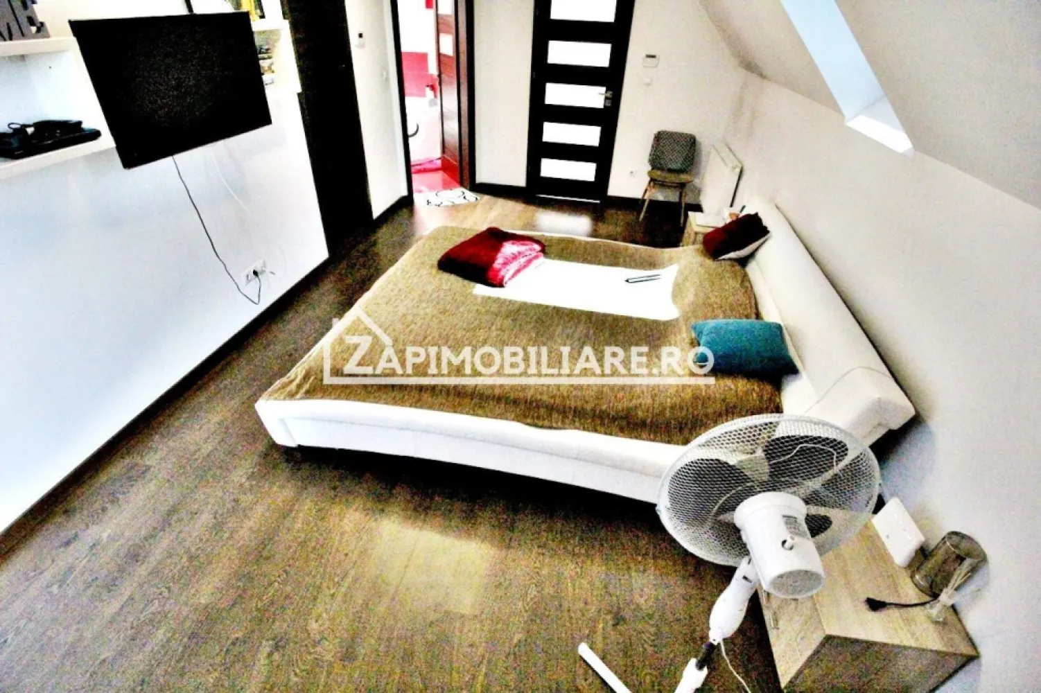 Casa Lux 350 mp, 531 mp teren, Targu-Mures, 0% comision - De vânzare casă de LUX, singur în curte, 6 camere 5 bai,situată în Târgu Mureș zona Gheorghe Doja,suprafața utilă de 350 mp amplasată pe un teren cu suprafața de 531 mp, 
Compartimentare
- la subsol 1 sală de fitness, 1 spălătorie,uscătorie călcătorie, 1 baie, 1 bucătărie, 1 pivniță, 1 terasă,
- la parter: 1 living, 1 bucătărie, 1 baie, 1 hol, 1 cameră de luat masa, 2 terase, 1 garaj
- la etaj: 3 dormitoare, 3 băi, 1 birou, 2 balcoane, 1 dresing.

Detalii:
- centrală termică, calorifere, geamuri termopan, ușă metalică, încălzire în pardoseală,sistem de ventilație, șemineu.
- fundația casei are o adâncime de 1 m, pereții sunt din cărămidă, acoperișul de țiglă, izolată cu vată de 18 cm.
- pivniță, pod 
- anul construcției 2014
- sistem de alarmă
- la casă s au folosit materiale de calitate premium.
Utilitați:
- curent, apă, gaz, canalizare

Casa se vinde la cheie parțial mobilată și utilată la prețul de 330.000 Euro . Comision ZERO!
-----------------------------------------------------------------------------------------------------------------------------------------
Daca vă place această ofertă sau pentru alte informații sunați la numărul de contact din anunț! 0774048706 Bogdan 
Compania Zap Imobiliare vă pune la dispoziție toate actele și documentele necesare alături de asistență și consiliere permanentă până la finalizarea achiziției imobiliare. 
Ne dorim să îți oferim cea mai plăcută experiență, îndeplinim vise cu pereți!