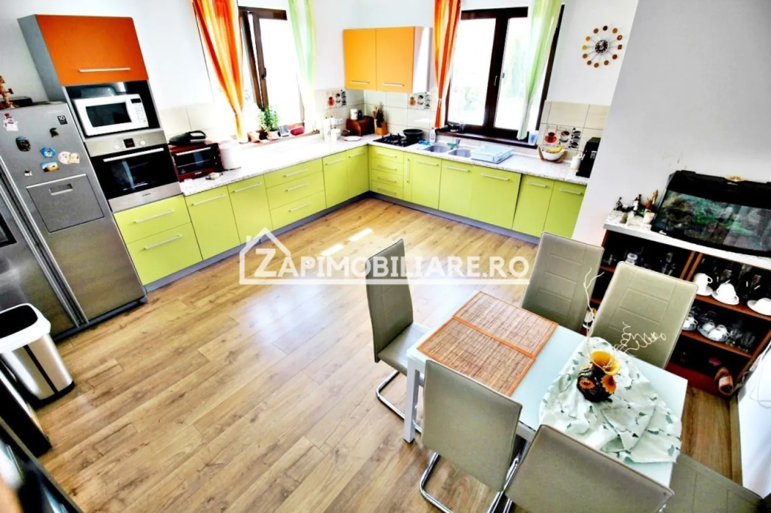 Casa Lux 350 mp, 531 mp teren, Targu-Mures, 0% comision - De vânzare casă de LUX, singur în curte, 6 camere 5 bai,situată în Târgu Mureș zona Gheorghe Doja,suprafața utilă de 350 mp amplasată pe un teren cu suprafața de 531 mp, 
Compartimentare
- la subsol 1 sală de fitness, 1 spălătorie,uscătorie călcătorie, 1 baie, 1 bucătărie, 1 pivniță, 1 terasă,
- la parter: 1 living, 1 bucătărie, 1 baie, 1 hol, 1 cameră de luat masa, 2 terase, 1 garaj
- la etaj: 3 dormitoare, 3 băi, 1 birou, 2 balcoane, 1 dresing.

Detalii:
- centrală termică, calorifere, geamuri termopan, ușă metalică, încălzire în pardoseală,sistem de ventilație, șemineu.
- fundația casei are o adâncime de 1 m, pereții sunt din cărămidă, acoperișul de țiglă, izolată cu vată de 18 cm.
- pivniță, pod 
- anul construcției 2014
- sistem de alarmă
- la casă s au folosit materiale de calitate premium.
Utilitați:
- curent, apă, gaz, canalizare

Casa se vinde la cheie parțial mobilată și utilată la prețul de 330.000 Euro . Comision ZERO!
-----------------------------------------------------------------------------------------------------------------------------------------
Daca vă place această ofertă sau pentru alte informații sunați la numărul de contact din anunț! 0774048706 Bogdan 
Compania Zap Imobiliare vă pune la dispoziție toate actele și documentele necesare alături de asistență și consiliere permanentă până la finalizarea achiziției imobiliare. 
Ne dorim să îți oferim cea mai plăcută experiență, îndeplinim vise cu pereți!