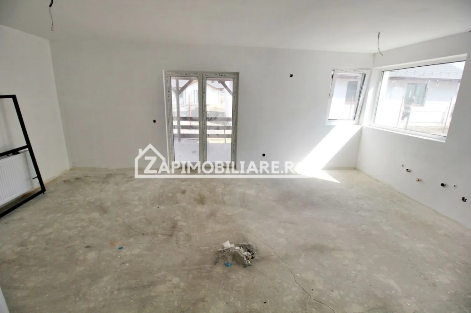 Casa 4 camere 120 mp,480 mp teren 0% comision - De vânzare casa pe 1 nivel singur în curte, 4 camere situată în Corunca suprafața utilă de 120 .mp amplasată pe un teren cu suprafața de 480 mp, 
Compartimentare:
- : 1 living, 1 bucătărie, 2 bai, 1 debara, 1 terasă 
-3 dormitoare, 1 dresing, 1 hol.
- geamuri tripan 
Detalii:
- fundația casei are o adâncime de 1 m, pereții sunt din cărămidă, acoperișul de țiglă, izolată cu polistiren de 10 cm.
- anul construcției 2026
Utilitați:
- curent, apă, gaz, canalizare
- centrală, incălzire în pardoseală 
Casa se vinde semifinisata avansat cu gard la prețul de 172000 Euro + tva inclus in pret Comision ZERO!
-----------------------------------------------------------------------------------------------------------------------------------------
Daca vă place această ofertă sau pentru alte informații sunați la numărul de contact din anunț! 0774048706
Compania Zap Imobiliare vă pune la dispoziție toate actele și documentele necesare alături de asistență și consiliere permanentă până la finalizarea achiziției imobiliare. 
Ne dorim să îți oferim cea mai plăcută experiență, îndeplinim vise cu pereți!