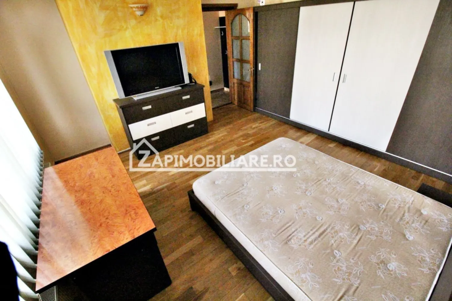 Apartament 4 camere la casă de închiriat,zona Platou - Descriere:
De închiriat apartament 4 camere decomandat confort 1 , situat în zona Platou ,strada Borzesti, suprafață utilă de 100 mp, situat la parter oferit de Zap Imobiliare, 
Detalii: 
- 1 living, 3 dormitoare, 1 hol, 1 bucătărie, 2 băi,
- centrală termică, calorifere, geamuri termopan, 

Proprietatea se află într-o zonă cu un confort deosebit, datorită amplasării în imediata apropiere a tot ceea ce înseamnă viață modernă, și anume: mijloace de transport în comun, magazine, unități de învățământ de toate gradele, piață, parc, bănci, farmacii, s.a.
Locuința se închiriază mobilată și utilată la prețul de 550 Euro negociabil. 
-----------------------------------------------------------------------------------------------------------------------------------------
Comisionul perceput este de 50% din valoarea primei chirii.Și se percepe o singură dată!
Acest anunț nu corespunde cerințelor tale? Sună la numărul afișat în anunț și unul dintre agenții noștri te va ajuta cu alte oferte personalizate în funcție de cerințele tale.