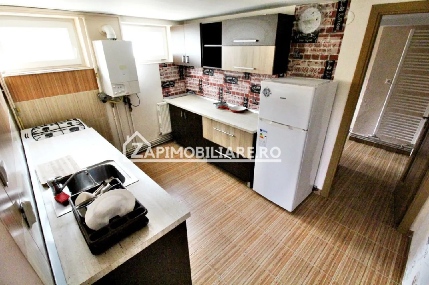 Apartament 4 camere la casă de închiriat,zona Platou - Descriere:
De închiriat apartament 4 camere decomandat confort 1 , situat în zona Platou ,strada Borzesti, suprafață utilă de 100 mp, situat la parter oferit de Zap Imobiliare, 
Detalii: 
- 1 living, 3 dormitoare, 1 hol, 1 bucătărie, 2 băi,
- centrală termică, calorifere, geamuri termopan, 

Proprietatea se află într-o zonă cu un confort deosebit, datorită amplasării în imediata apropiere a tot ceea ce înseamnă viață modernă, și anume: mijloace de transport în comun, magazine, unități de învățământ de toate gradele, piață, parc, bănci, farmacii, s.a.
Locuința se închiriază mobilată și utilată la prețul de 550 Euro negociabil. 
-----------------------------------------------------------------------------------------------------------------------------------------
Comisionul perceput este de 50% din valoarea primei chirii.Și se percepe o singură dată!
Acest anunț nu corespunde cerințelor tale? Sună la numărul afișat în anunț și unul dintre agenții noștri te va ajuta cu alte oferte personalizate în funcție de cerințele tale.