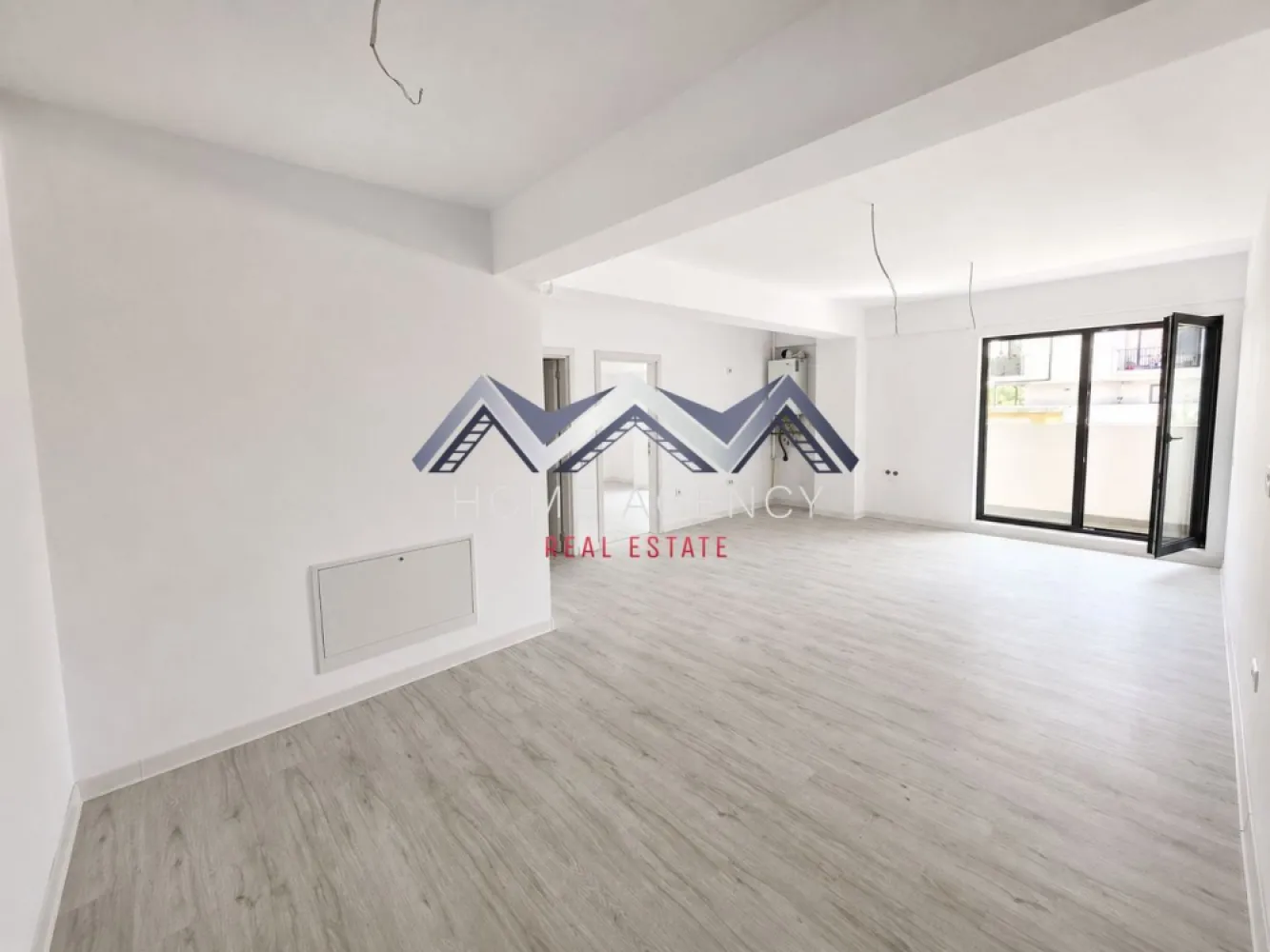 Apartament 2 camere Otopeni | parter înalt + terasă | parcare subterană - Achiziția se realizează direct de la dezvoltator, fără perceperea vreunui comision din partea cumpărătorului. Oferim consultanță gratuită pe întreaga durată a procesului de achiziție, asigurând suport specializat la fiecare etapă. De asemenea, la solicitare, punem la dispoziție servicii de brokeraj financiar, fără costuri suplimentare, pentru identificarea celor mai avantajoase soluții de finanțare adaptate nevoilor dumneavoastră.

Vă propunem, spre vânzare, un apartament cu 2 camere modern, în suprafață utilă de 49,63 mp, situat la parter (înalt) într-un bloc nou cu regim mic de înălțime (D+P+3M), în zona centrală a orașului Otopeni, ideal pentru locuință sau ca investiție.

Prețul afișat include TVA și un loc de parcare subteran. Pozele sunt reale.

Imobilul impresionează prin compartimentarea inteligentă. Living-ul și bucătăria open space, în suprafață de 28.23 mp utili, oferă un spațiu aerisit și luminos, perfect pentru petrecerea timpului liber, socializare sau cine cu prietenii. Zona de zi beneficiază de acces direct spre terasa de 8,49 mp, orientată spre Est, oferind lumină naturală dimineața și un spațiu plăcut pentru relaxare pe tot parcursul zilei. Dormitorul este foarte confortabil, intim și luminos, având acces spre terasă de asemenea, ceea ce creează un flux natural între spațiul interior și cel exterior.

Holul de acces este foarte generos și permite amenajarea unor spații de depozitare suplimentare, inclusiv un dressing practic, pentru o organizare eficientă a locuinței. Baia este modernă, cu duș walk-in și fereastră, oferind confort și funcționalitate, cu un design care maximizează lumina naturală.

Apartamentul se predă complet finisat, cu parchet, gresie, faianță și baie utilată, gata pentru a fi personalizat după gustul viitorului proprietar. Confortul termic este asigurat de centrală proprie și încălzire prin pardoseală, o soluție modernă ce distribuie căldura uniform și contribuie la reducerea costurilor de întreținere. Imobilul este racordat la toate utilitățile publice – apă, gaze, electricitate și canalizare.

Poziționarea este excelentă: apartamentul se află aproape de piață, supermarketuri, restaurante, farmacii și școală, iar transportul public este la câțiva pași. Accesul către DN1, Centura București și Aeroportul Henri Coandă este rapid și facil. În viitor, zona va fi deservită și de stația de metrou, ceea ce crește valoarea investiției și confortul locuirii.

📞 Programează acum o vizionare!