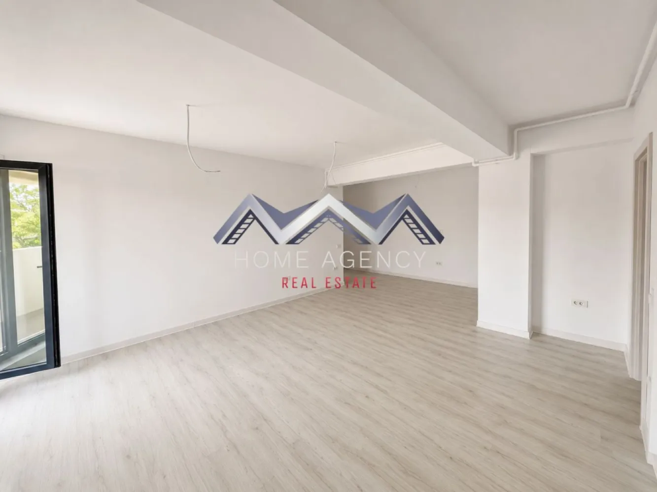 Apartament 2 camere Otopeni | parter înalt + terasă | parcare subterană - Achiziția se realizează direct de la dezvoltator, fără perceperea vreunui comision din partea cumpărătorului. Oferim consultanță gratuită pe întreaga durată a procesului de achiziție, asigurând suport specializat la fiecare etapă. De asemenea, la solicitare, punem la dispoziție servicii de brokeraj financiar, fără costuri suplimentare, pentru identificarea celor mai avantajoase soluții de finanțare adaptate nevoilor dumneavoastră.

Vă propunem, spre vânzare, un apartament cu 2 camere modern, în suprafață utilă de 49,63 mp, situat la parter (înalt) într-un bloc nou cu regim mic de înălțime (D+P+3M), în zona centrală a orașului Otopeni, ideal pentru locuință sau ca investiție.

Prețul afișat include TVA și un loc de parcare subteran. Pozele sunt reale.

Imobilul impresionează prin compartimentarea inteligentă. Living-ul și bucătăria open space, în suprafață de 28.23 mp utili, oferă un spațiu aerisit și luminos, perfect pentru petrecerea timpului liber, socializare sau cine cu prietenii. Zona de zi beneficiază de acces direct spre terasa de 8,49 mp, orientată spre Est, oferind lumină naturală dimineața și un spațiu plăcut pentru relaxare pe tot parcursul zilei. Dormitorul este foarte confortabil, intim și luminos, având acces spre terasă de asemenea, ceea ce creează un flux natural între spațiul interior și cel exterior.

Holul de acces este foarte generos și permite amenajarea unor spații de depozitare suplimentare, inclusiv un dressing practic, pentru o organizare eficientă a locuinței. Baia este modernă, cu duș walk-in și fereastră, oferind confort și funcționalitate, cu un design care maximizează lumina naturală.

Apartamentul se predă complet finisat, cu parchet, gresie, faianță și baie utilată, gata pentru a fi personalizat după gustul viitorului proprietar. Confortul termic este asigurat de centrală proprie și încălzire prin pardoseală, o soluție modernă ce distribuie căldura uniform și contribuie la reducerea costurilor de întreținere. Imobilul este racordat la toate utilitățile publice – apă, gaze, electricitate și canalizare.

Poziționarea este excelentă: apartamentul se află aproape de piață, supermarketuri, restaurante, farmacii și școală, iar transportul public este la câțiva pași. Accesul către DN1, Centura București și Aeroportul Henri Coandă este rapid și facil. În viitor, zona va fi deservită și de stația de metrou, ceea ce crește valoarea investiției și confortul locuirii.

📞 Programează acum o vizionare!
