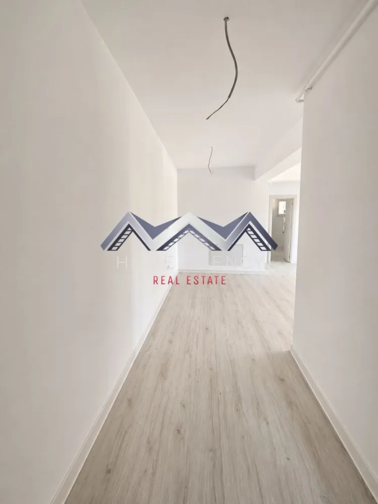 Apartament 2 camere Otopeni | parter înalt + terasă | parcare subterană - Achiziția se realizează direct de la dezvoltator, fără perceperea vreunui comision din partea cumpărătorului. Oferim consultanță gratuită pe întreaga durată a procesului de achiziție, asigurând suport specializat la fiecare etapă. De asemenea, la solicitare, punem la dispoziție servicii de brokeraj financiar, fără costuri suplimentare, pentru identificarea celor mai avantajoase soluții de finanțare adaptate nevoilor dumneavoastră.

Vă propunem, spre vânzare, un apartament cu 2 camere modern, în suprafață utilă de 49,63 mp, situat la parter (înalt) într-un bloc nou cu regim mic de înălțime (D+P+3M), în zona centrală a orașului Otopeni, ideal pentru locuință sau ca investiție.

Prețul afișat include TVA și un loc de parcare subteran. Pozele sunt reale.

Imobilul impresionează prin compartimentarea inteligentă. Living-ul și bucătăria open space, în suprafață de 28.23 mp utili, oferă un spațiu aerisit și luminos, perfect pentru petrecerea timpului liber, socializare sau cine cu prietenii. Zona de zi beneficiază de acces direct spre terasa de 8,49 mp, orientată spre Est, oferind lumină naturală dimineața și un spațiu plăcut pentru relaxare pe tot parcursul zilei. Dormitorul este foarte confortabil, intim și luminos, având acces spre terasă de asemenea, ceea ce creează un flux natural între spațiul interior și cel exterior.

Holul de acces este foarte generos și permite amenajarea unor spații de depozitare suplimentare, inclusiv un dressing practic, pentru o organizare eficientă a locuinței. Baia este modernă, cu duș walk-in și fereastră, oferind confort și funcționalitate, cu un design care maximizează lumina naturală.

Apartamentul se predă complet finisat, cu parchet, gresie, faianță și baie utilată, gata pentru a fi personalizat după gustul viitorului proprietar. Confortul termic este asigurat de centrală proprie și încălzire prin pardoseală, o soluție modernă ce distribuie căldura uniform și contribuie la reducerea costurilor de întreținere. Imobilul este racordat la toate utilitățile publice – apă, gaze, electricitate și canalizare.

Poziționarea este excelentă: apartamentul se află aproape de piață, supermarketuri, restaurante, farmacii și școală, iar transportul public este la câțiva pași. Accesul către DN1, Centura București și Aeroportul Henri Coandă este rapid și facil. În viitor, zona va fi deservită și de stația de metrou, ceea ce crește valoarea investiției și confortul locuirii.

📞 Programează acum o vizionare!