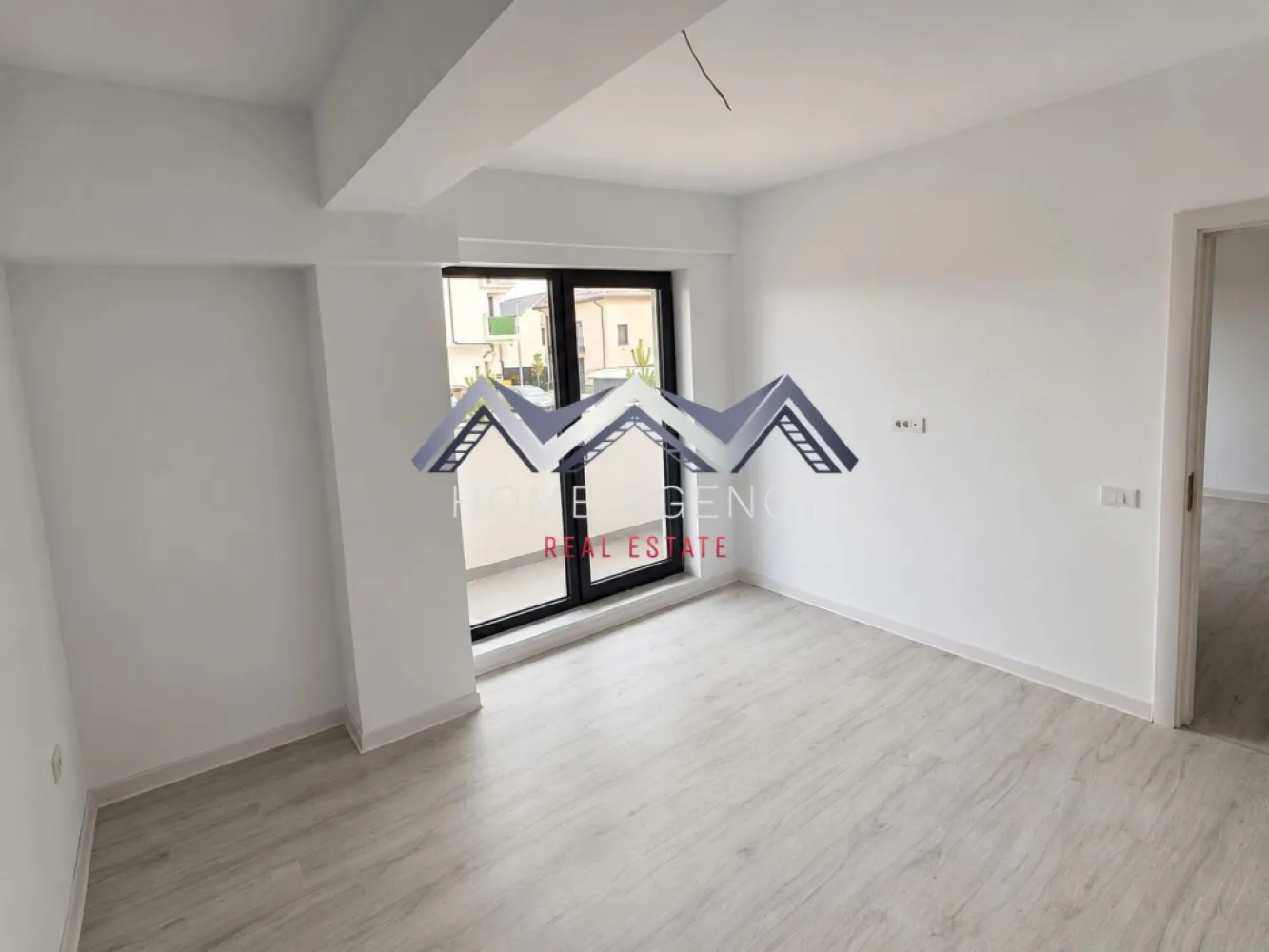 Apartament 2 camere Otopeni | parter înalt + terasă | parcare subterană - Achiziția se realizează direct de la dezvoltator, fără perceperea vreunui comision din partea cumpărătorului. Oferim consultanță gratuită pe întreaga durată a procesului de achiziție, asigurând suport specializat la fiecare etapă. De asemenea, la solicitare, punem la dispoziție servicii de brokeraj financiar, fără costuri suplimentare, pentru identificarea celor mai avantajoase soluții de finanțare adaptate nevoilor dumneavoastră.

Vă propunem, spre vânzare, un apartament cu 2 camere modern, în suprafață utilă de 49,63 mp, situat la parter (înalt) într-un bloc nou cu regim mic de înălțime (D+P+3M), în zona centrală a orașului Otopeni, ideal pentru locuință sau ca investiție.

Prețul afișat include TVA și un loc de parcare subteran. Pozele sunt reale.

Imobilul impresionează prin compartimentarea inteligentă. Living-ul și bucătăria open space, în suprafață de 28.23 mp utili, oferă un spațiu aerisit și luminos, perfect pentru petrecerea timpului liber, socializare sau cine cu prietenii. Zona de zi beneficiază de acces direct spre terasa de 8,49 mp, orientată spre Est, oferind lumină naturală dimineața și un spațiu plăcut pentru relaxare pe tot parcursul zilei. Dormitorul este foarte confortabil, intim și luminos, având acces spre terasă de asemenea, ceea ce creează un flux natural între spațiul interior și cel exterior.

Holul de acces este foarte generos și permite amenajarea unor spații de depozitare suplimentare, inclusiv un dressing practic, pentru o organizare eficientă a locuinței. Baia este modernă, cu duș walk-in și fereastră, oferind confort și funcționalitate, cu un design care maximizează lumina naturală.

Apartamentul se predă complet finisat, cu parchet, gresie, faianță și baie utilată, gata pentru a fi personalizat după gustul viitorului proprietar. Confortul termic este asigurat de centrală proprie și încălzire prin pardoseală, o soluție modernă ce distribuie căldura uniform și contribuie la reducerea costurilor de întreținere. Imobilul este racordat la toate utilitățile publice – apă, gaze, electricitate și canalizare.

Poziționarea este excelentă: apartamentul se află aproape de piață, supermarketuri, restaurante, farmacii și școală, iar transportul public este la câțiva pași. Accesul către DN1, Centura București și Aeroportul Henri Coandă este rapid și facil. În viitor, zona va fi deservită și de stația de metrou, ceea ce crește valoarea investiției și confortul locuirii.

📞 Programează acum o vizionare!