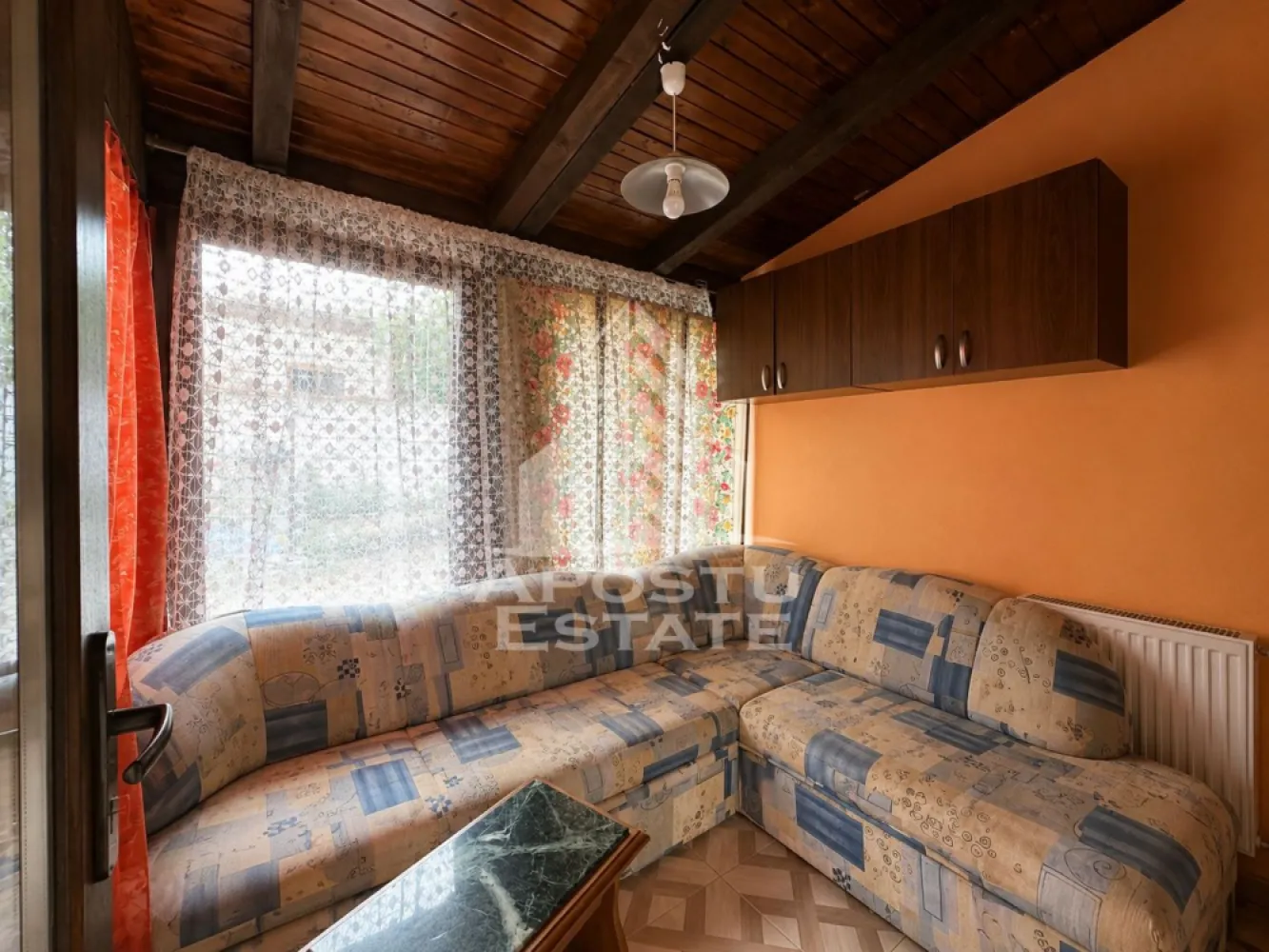Apartament zona centrala - APOSTU ESTATE va propune spre vanzare apartament spatios de vanzare, situat ultracentral, la parterul unui imobil bine pozitionat, ideal atat pentru locuit, cat si pentru investitie.

Locuinta are o suprafata construita de 100 mp si este compartimentata practic in 2 camere generoase, bucatarie, baie si boxa pentru depozitare.

Apartamentul este dotat cu centrala termica proprie si beneficiaza de toate electrocasnicele necesare pentru un confort imediat: aragaz, hota, cuptor cu microunde, frigider si masina de spalat rufe.

Amplasarea in centrul orasului ofera acces rapid la institutii, magazine, restaurante, mijloace de transport si toate punctele de interes urban.

O proprietate potrivita pentru cei care isi doresc confort, accesibilitate si o locatie excelenta in inima orasului.

Pentru mai multe detalii sau pentru programarea unei vizionari, echipa Apostu Estate va sta cu profesionalism si promptitudine la dispozitie dumneavoastra.
CP3161933