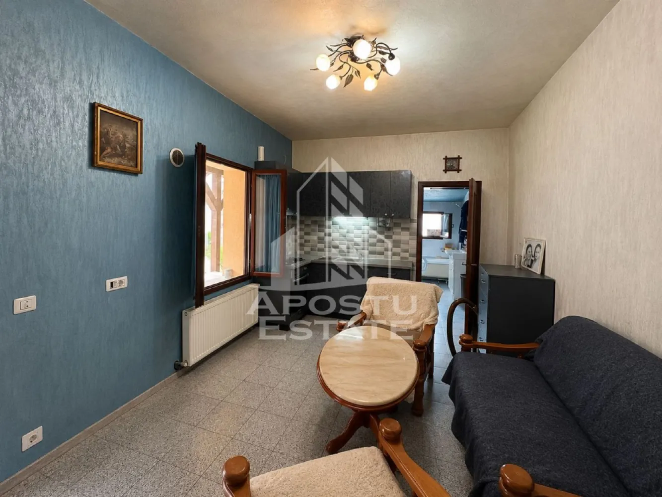 Apartament zona centrala - APOSTU ESTATE va propune spre vanzare apartament spatios de vanzare, situat ultracentral, la parterul unui imobil bine pozitionat, ideal atat pentru locuit, cat si pentru investitie.

Locuinta are o suprafata construita de 100 mp si este compartimentata practic in 2 camere generoase, bucatarie, baie si boxa pentru depozitare.

Apartamentul este dotat cu centrala termica proprie si beneficiaza de toate electrocasnicele necesare pentru un confort imediat: aragaz, hota, cuptor cu microunde, frigider si masina de spalat rufe.

Amplasarea in centrul orasului ofera acces rapid la institutii, magazine, restaurante, mijloace de transport si toate punctele de interes urban.

O proprietate potrivita pentru cei care isi doresc confort, accesibilitate si o locatie excelenta in inima orasului.

Pentru mai multe detalii sau pentru programarea unei vizionari, echipa Apostu Estate va sta cu profesionalism si promptitudine la dispozitie dumneavoastra.
CP3161933