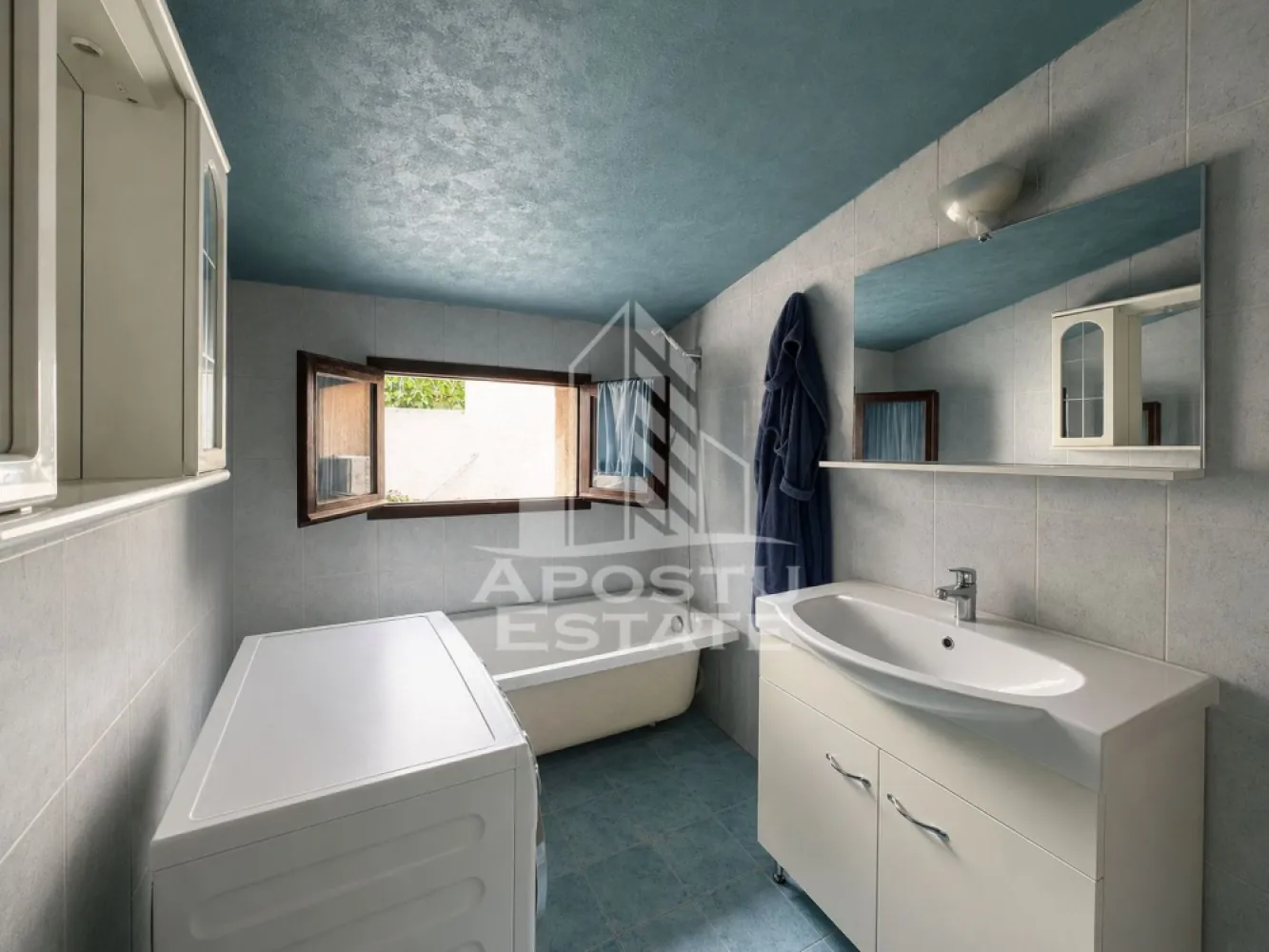 Apartament zona centrala - APOSTU ESTATE va propune spre vanzare apartament spatios de vanzare, situat ultracentral, la parterul unui imobil bine pozitionat, ideal atat pentru locuit, cat si pentru investitie.

Locuinta are o suprafata construita de 100 mp si este compartimentata practic in 2 camere generoase, bucatarie, baie si boxa pentru depozitare.

Apartamentul este dotat cu centrala termica proprie si beneficiaza de toate electrocasnicele necesare pentru un confort imediat: aragaz, hota, cuptor cu microunde, frigider si masina de spalat rufe.

Amplasarea in centrul orasului ofera acces rapid la institutii, magazine, restaurante, mijloace de transport si toate punctele de interes urban.

O proprietate potrivita pentru cei care isi doresc confort, accesibilitate si o locatie excelenta in inima orasului.

Pentru mai multe detalii sau pentru programarea unei vizionari, echipa Apostu Estate va sta cu profesionalism si promptitudine la dispozitie dumneavoastra.
CP3161933