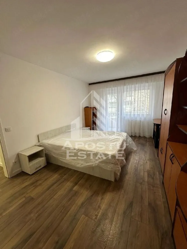 Apartament cu 1 camera de inchiriat, Complex Studentesc, Timisoara - Agentia imobiliara APOSTU ESTATE va propune spre inchiriere un apartament cu 1 camera spatios si luminos, situat in zona Complexului Studentesc, o zona linistita si bine pozitionata din Timisoara, potrivit pentru cupluri sau studenti care isi doresc o locuinta unde sa se simta confortabil si cu acces facil catre scoli, facultati, statii de autobuz si magazine.

Suprafata utila: 42 mp
Compartimentare eficienta:
- Hol de acces
- Bucatarie inchisa, complet mobilata si utilata, cu loc de luat masa
- Baie prevazuta cu cada si ventilatie artificiala
- Balcon

Confort si facilitati:
- Incalzire apartament: ventiloconvectoare
- Camera cu pat matrimonial
- Apartamentul este complet mobilat si utilat de catre proprietar

Localizare: zona Complex Studentesc, in apropiere de UVT, Politehnica, magazinul Profi si restaurante.

Ideal pentru:
- Cupluri
- Studenti
- Persoane singure

Pret chirie: 350€
Programeaza o vizionare pentru a-ti putea imagina viitorul aici!
ID intern: CP3161745