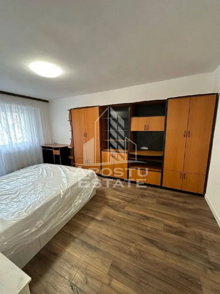 Apartament cu 1 camera de inchiriat, Complex Studentesc, Timisoara - Agentia imobiliara APOSTU ESTATE va propune spre inchiriere un apartament cu 1 camera spatios si luminos, situat in zona Complexului Studentesc, o zona linistita si bine pozitionata din Timisoara, potrivit pentru cupluri sau studenti care isi doresc o locuinta unde sa se simta confortabil si cu acces facil catre scoli, facultati, statii de autobuz si magazine.

Suprafata utila: 42 mp
Compartimentare eficienta:
- Hol de acces
- Bucatarie inchisa, complet mobilata si utilata, cu loc de luat masa
- Baie prevazuta cu cada si ventilatie artificiala
- Balcon

Confort si facilitati:
- Incalzire apartament: ventiloconvectoare
- Camera cu pat matrimonial
- Apartamentul este complet mobilat si utilat de catre proprietar

Localizare: zona Complex Studentesc, in apropiere de UVT, Politehnica, magazinul Profi si restaurante.

Ideal pentru:
- Cupluri
- Studenti
- Persoane singure

Pret chirie: 350€
Programeaza o vizionare pentru a-ti putea imagina viitorul aici!
ID intern: CP3161745