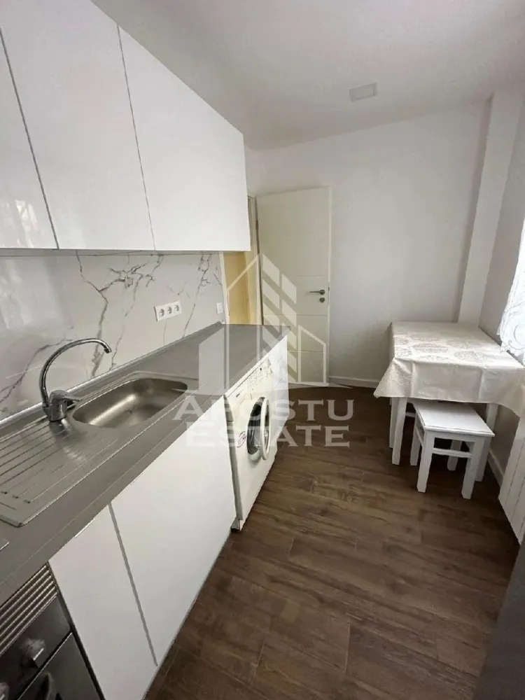 Apartament cu 1 camera de inchiriat, Complex Studentesc, Timisoara - Agentia imobiliara APOSTU ESTATE va propune spre inchiriere un apartament cu 1 camera spatios si luminos, situat in zona Complexului Studentesc, o zona linistita si bine pozitionata din Timisoara, potrivit pentru cupluri sau studenti care isi doresc o locuinta unde sa se simta confortabil si cu acces facil catre scoli, facultati, statii de autobuz si magazine.

Suprafata utila: 42 mp
Compartimentare eficienta:
- Hol de acces
- Bucatarie inchisa, complet mobilata si utilata, cu loc de luat masa
- Baie prevazuta cu cada si ventilatie artificiala
- Balcon

Confort si facilitati:
- Incalzire apartament: ventiloconvectoare
- Camera cu pat matrimonial
- Apartamentul este complet mobilat si utilat de catre proprietar

Localizare: zona Complex Studentesc, in apropiere de UVT, Politehnica, magazinul Profi si restaurante.

Ideal pentru:
- Cupluri
- Studenti
- Persoane singure

Pret chirie: 350€
Programeaza o vizionare pentru a-ti putea imagina viitorul aici!
ID intern: CP3161745