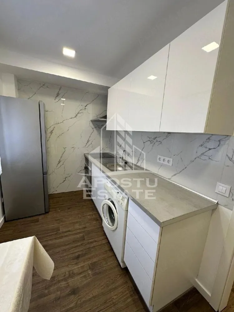 Apartament cu 1 camera de inchiriat, Complex Studentesc, Timisoara - Agentia imobiliara APOSTU ESTATE va propune spre inchiriere un apartament cu 1 camera spatios si luminos, situat in zona Complexului Studentesc, o zona linistita si bine pozitionata din Timisoara, potrivit pentru cupluri sau studenti care isi doresc o locuinta unde sa se simta confortabil si cu acces facil catre scoli, facultati, statii de autobuz si magazine.

Suprafata utila: 42 mp
Compartimentare eficienta:
- Hol de acces
- Bucatarie inchisa, complet mobilata si utilata, cu loc de luat masa
- Baie prevazuta cu cada si ventilatie artificiala
- Balcon

Confort si facilitati:
- Incalzire apartament: ventiloconvectoare
- Camera cu pat matrimonial
- Apartamentul este complet mobilat si utilat de catre proprietar

Localizare: zona Complex Studentesc, in apropiere de UVT, Politehnica, magazinul Profi si restaurante.

Ideal pentru:
- Cupluri
- Studenti
- Persoane singure

Pret chirie: 350€
Programeaza o vizionare pentru a-ti putea imagina viitorul aici!
ID intern: CP3161745
