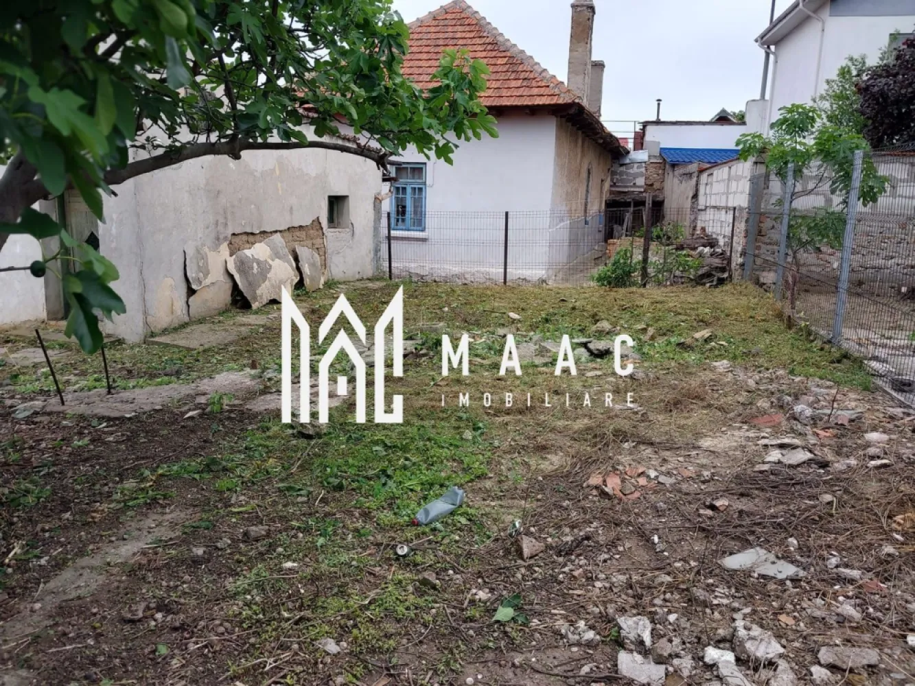 Casa cu Teren intravilan 612 mp Eforie Sub Investitie - MAAC Imobiliare vă propune spre vânzare un teren intravilan cu suprafața de 612 mp, situat în Eforie Sud, sub strada Cloșca, într-o zonă cu potențial de dezvoltare și acces facil către principalele puncte de interes din localitate.

Proprietatea beneficiază de existența unei construcții intabulate, împreună cu anexe, oferind posibilitatea de renovare sau demolare, în funcție de planurile viitorului proprietar. Terenul este potrivit atât pentru construcție rezidențială, cât și pentru investiție, datorită poziționării și suprafeței generoase.

-teren intravilan 612 mp
-situat în Eforie Sud, sub strada Cloșca
-casă cu anexe intabulată
-necesită renovare 

Pentru mai multe detalii vă rugăm să menționați CP3006320 la telefon.
