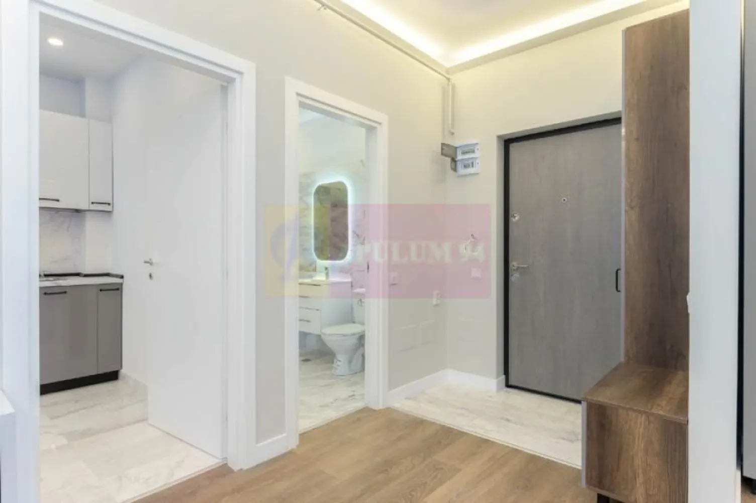 GARSONIERA/Finisaje premium/ Bloc nou - Agentia imobiliara Apulum 94 
vă ofera spre vânzare o garsoniera finisata premium, situata într-un imobil modern cu regim de înălțime P+6E+7 retras.
Garsoniera este poziționata la etajul 5 din 7, are vedere spre Sud, beneficiază de lumină naturală echilibrată și se predă la cheie, cu predare imediată, fiind ideala atât pentru locuire, cât și pentru investiție.
✨Finisaje și dotări:
🔑Ușă de intrare Megadoor, lățime 100 cm – siguranță și design premium.
🚪Uși interioare PINUM, finisaj modern.
🪟Tâmplărie exterioară Salamander – 5 camere, izolație termică și fonică superioară
🚰🛁Bucătărie și baie placate cu marmură, echipate cu spoturi de iluminat încastrate
🚿Obiecte sanitare KOLO
🚿Baterii GROHE
🪵Parchet EGGER, 8 mm, trafic intens, durabil și elegant
🔥Centrală termică proprie pe gaz IMMERGAS
Utilități:
Apartamentul este conectat la toți furnizorii de utilități: