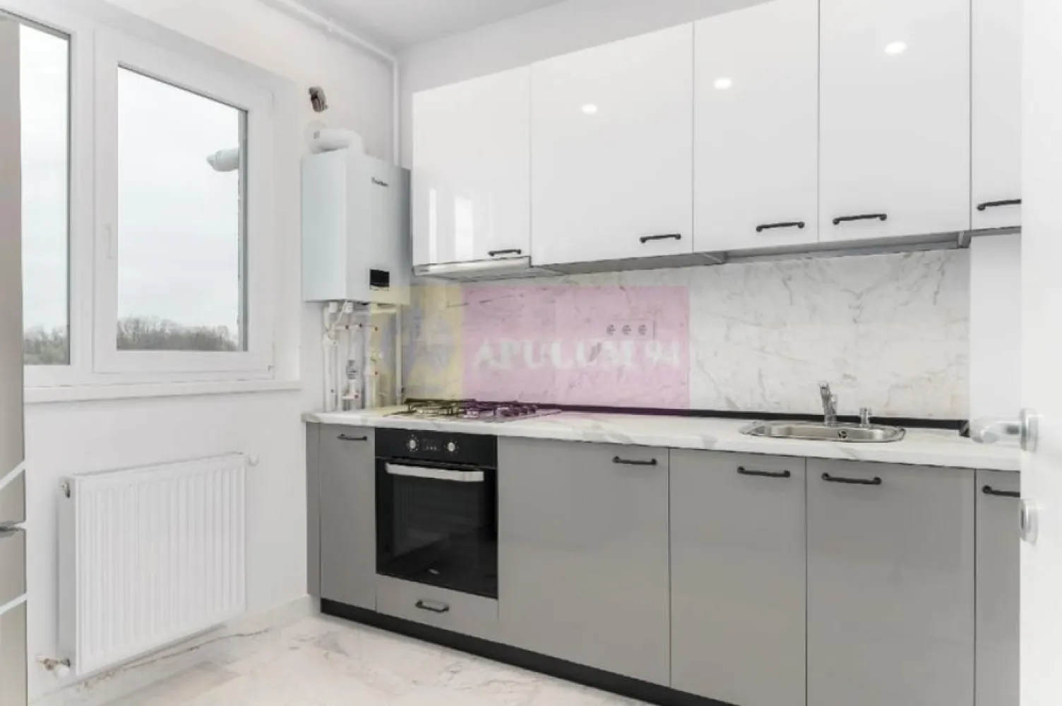 GARSONIERA/Finisaje premium/ Bloc nou - Agentia imobiliara Apulum 94 
vă ofera spre vânzare o garsoniera finisata premium, situata într-un imobil modern cu regim de înălțime P+6E+7 retras.
Garsoniera este poziționata la etajul 5 din 7, are vedere spre Sud, beneficiază de lumină naturală echilibrată și se predă la cheie, cu predare imediată, fiind ideala atât pentru locuire, cât și pentru investiție.
✨Finisaje și dotări:
🔑Ușă de intrare Megadoor, lățime 100 cm – siguranță și design premium.
🚪Uși interioare PINUM, finisaj modern.
🪟Tâmplărie exterioară Salamander – 5 camere, izolație termică și fonică superioară
🚰🛁Bucătărie și baie placate cu marmură, echipate cu spoturi de iluminat încastrate
🚿Obiecte sanitare KOLO
🚿Baterii GROHE
🪵Parchet EGGER, 8 mm, trafic intens, durabil și elegant
🔥Centrală termică proprie pe gaz IMMERGAS
Utilități:
Apartamentul este conectat la toți furnizorii de utilități: