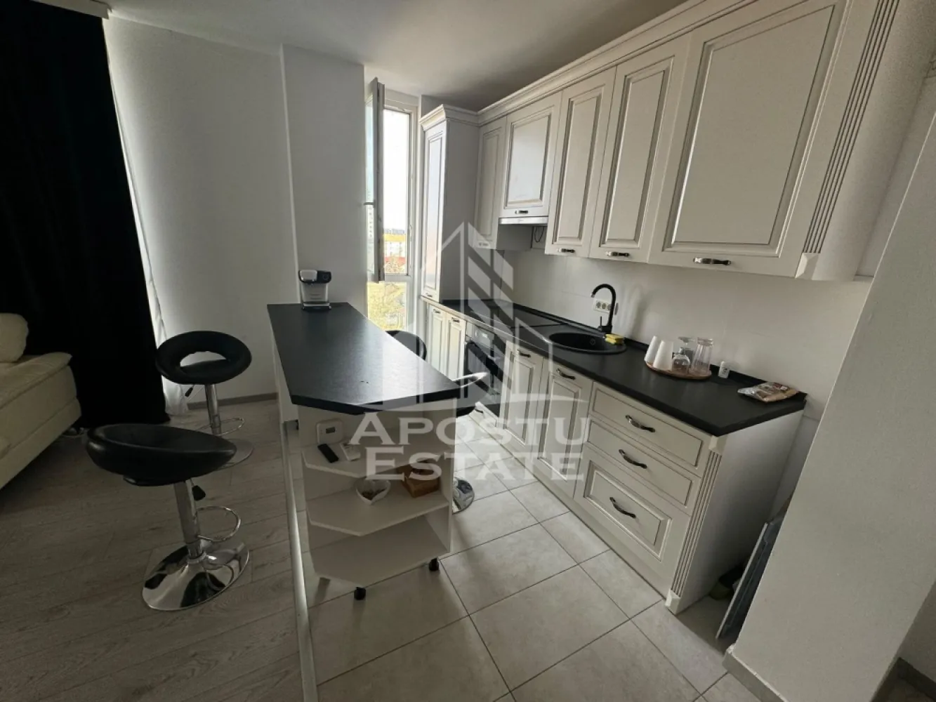 Apartament 2 camere de inchiriat,Tipografilor,Vivalia Grand,Timisoara - Agentia imobiliara APOSTU ESTATE va propune spre inchiriere intr-un bloc nou cu lift si parcare subterana un apartament cu 2 camere spatios si luminos, situat in Timisoara, zona Tipografilor (Vivalia Grand). Acest apartament se preteaza pentru cupluri sau persoane singure 
Etaj: 5/7 (Lift)
Suprafata utila: 57 mp

Compartimentare eficienta:
-Bucatarie deschisa complet mobilata si utilata, cu loc de luat masa
-Living luminos si spatios
-Dormitor complet mobilat si utilat
-Baie prevazuta cu cada

Confort si facilitati:
-Loc de parcare inclus in pret (subteran)
-Masina de spalat rufe
-Aer conditionat
-Balcon
-Incalzirea apartamentului: centrala proprie (incalzire prin pardoseala)
-Se accepta animale de companie de talie mica de catre proprietar

Localizare:
-Timis, Timisoara, zona Tipografilor, Vivalia Grand, proximitatea ISHO

Ideal pentru:
-Persoane singure
-Cupluri

Disponibilitate: 01.07.2026
Pret chirie lunara: 600 EURO
Programeaza o vizionare pentru a-ti putea imagina viitorul aici!
ID intern: CP3161976