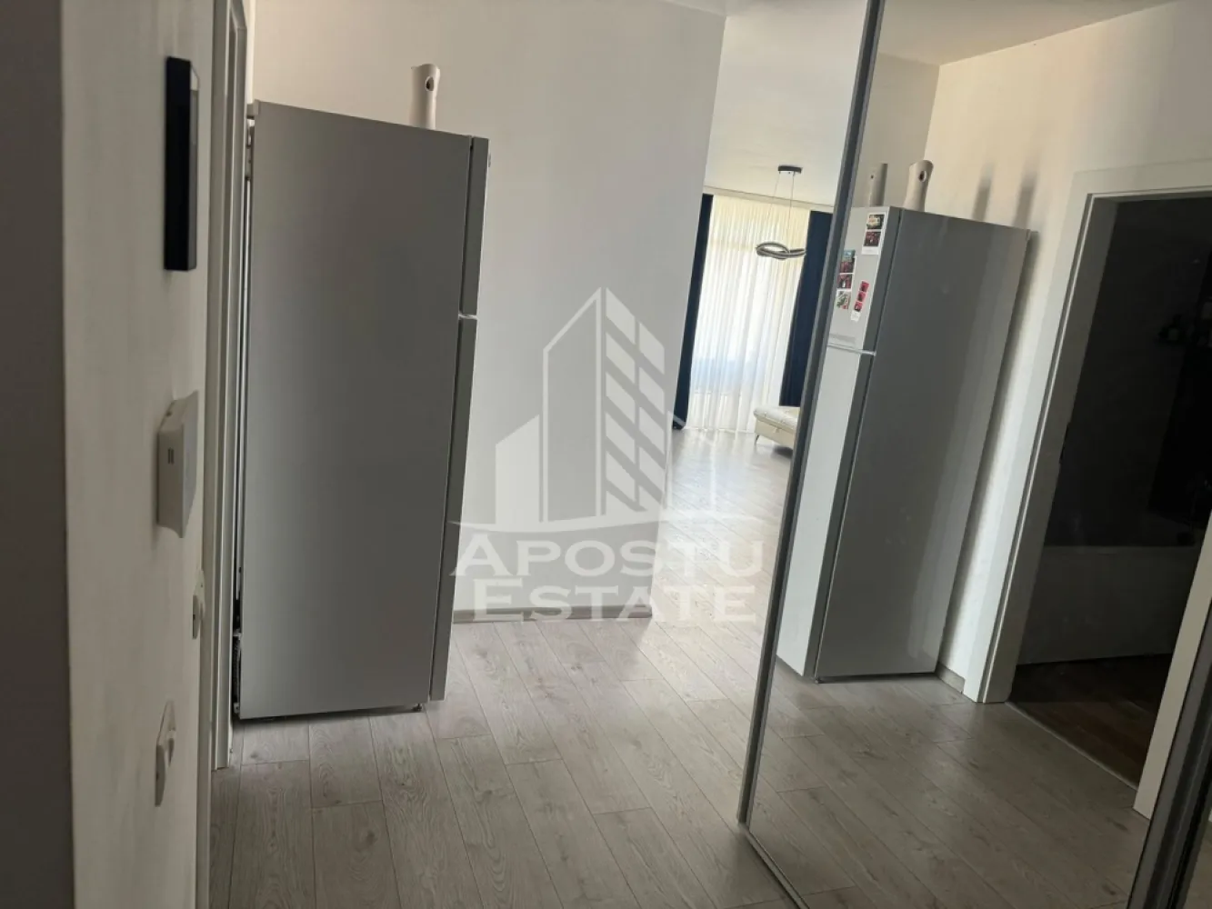 Apartament 2 camere de inchiriat,Tipografilor,Vivalia Grand,Timisoara - Agentia imobiliara APOSTU ESTATE va propune spre inchiriere intr-un bloc nou cu lift si parcare subterana un apartament cu 2 camere spatios si luminos, situat in Timisoara, zona Tipografilor (Vivalia Grand). Acest apartament se preteaza pentru cupluri sau persoane singure 
Etaj: 5/7 (Lift)
Suprafata utila: 57 mp

Compartimentare eficienta:
-Bucatarie deschisa complet mobilata si utilata, cu loc de luat masa
-Living luminos si spatios
-Dormitor complet mobilat si utilat
-Baie prevazuta cu cada

Confort si facilitati:
-Loc de parcare inclus in pret (subteran)
-Masina de spalat rufe
-Aer conditionat
-Balcon
-Incalzirea apartamentului: centrala proprie (incalzire prin pardoseala)
-Se accepta animale de companie de talie mica de catre proprietar

Localizare:
-Timis, Timisoara, zona Tipografilor, Vivalia Grand, proximitatea ISHO

Ideal pentru:
-Persoane singure
-Cupluri

Disponibilitate: 01.07.2026
Pret chirie lunara: 600 EURO
Programeaza o vizionare pentru a-ti putea imagina viitorul aici!
ID intern: CP3161976