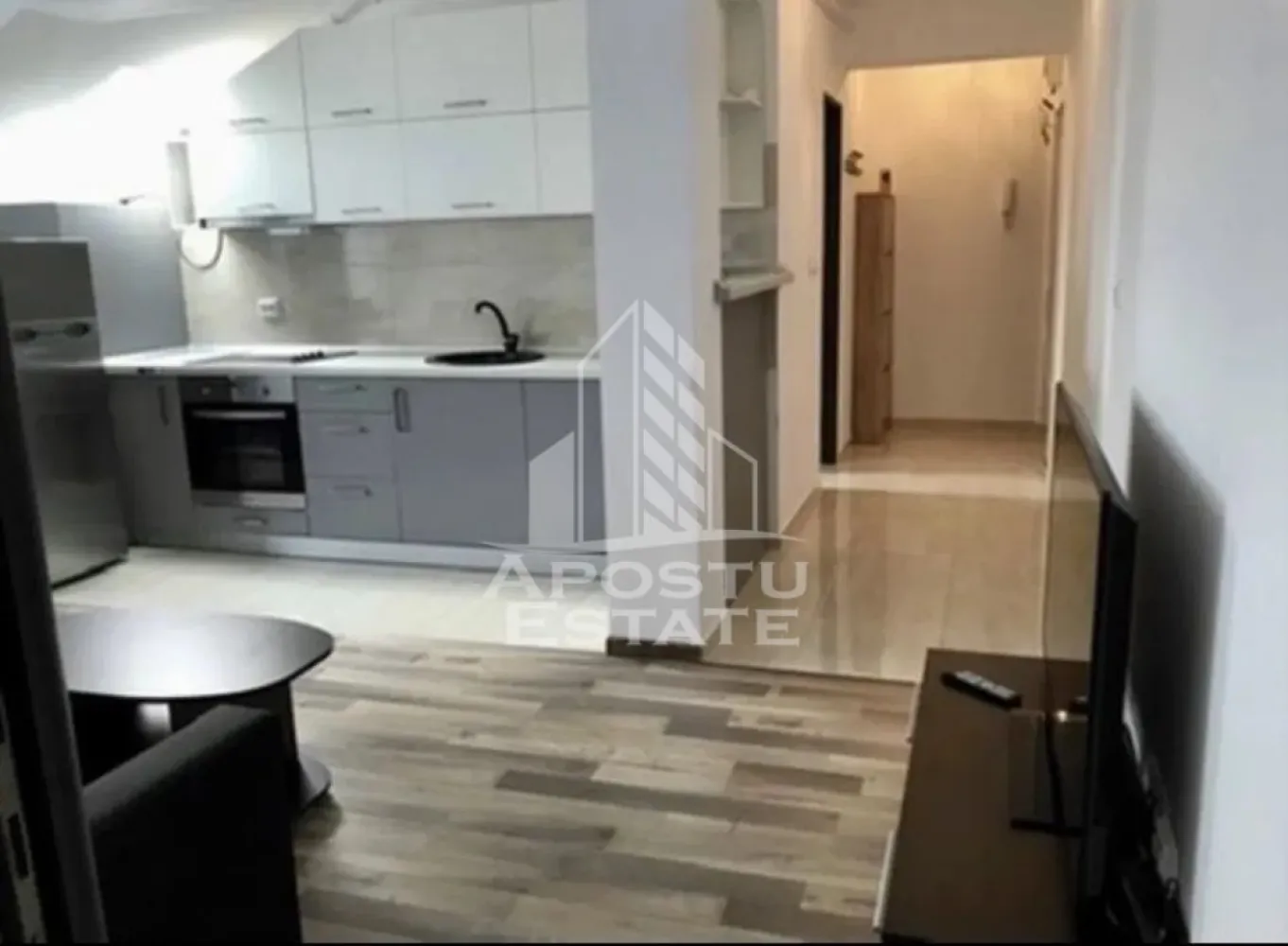 Apartament cu 2 camere, de inchiriat, zona Spitalul Judetean, Centrala - Agentia imobiliara APOSTU ESTATE va propune spre inchiriere un apartament cu 2 camere, situat in Timisoara, in zona Spitalul Judetean, o zona linistita si bine pozitionata, potrivit pentru cupluri,familii, sau studenti care isi doresc o locuinta unde sa se simta confortabil si cu acces facil catre scoli, statii de autobuz, supermarketuri , magazine de zona, parcuri.

Suprafata utila: 39 mpu
Compartimentare eficienta:
-Hol de acces generos.
-Living room luminos.
-Bucatarie deschisa, mobilata si utilata.
-Dormitor matrimonial.
-Baie cu cada.

Confort si facilitati:
-Incalzirea apartamentului: Calorifere, Centrala proprie.
-Apartamentul este complet mobilat si utilat.
- Se accepta animale de companie de catre proprietar.

Localizare:
-Timis, Timisoara, zona Spitalul Judetean, acces facil : McDonalds, ING BANK, Carrefour market

Ideal pentru:
-Cupluri.
-Persoane singure.
-Familii.

Disponibilitate: imediata
Pret chirie lunara: 400 euro.
Programeaza o vizionare pentru a-ti putea imagina viitorul aici!
ID intern: CP3162034