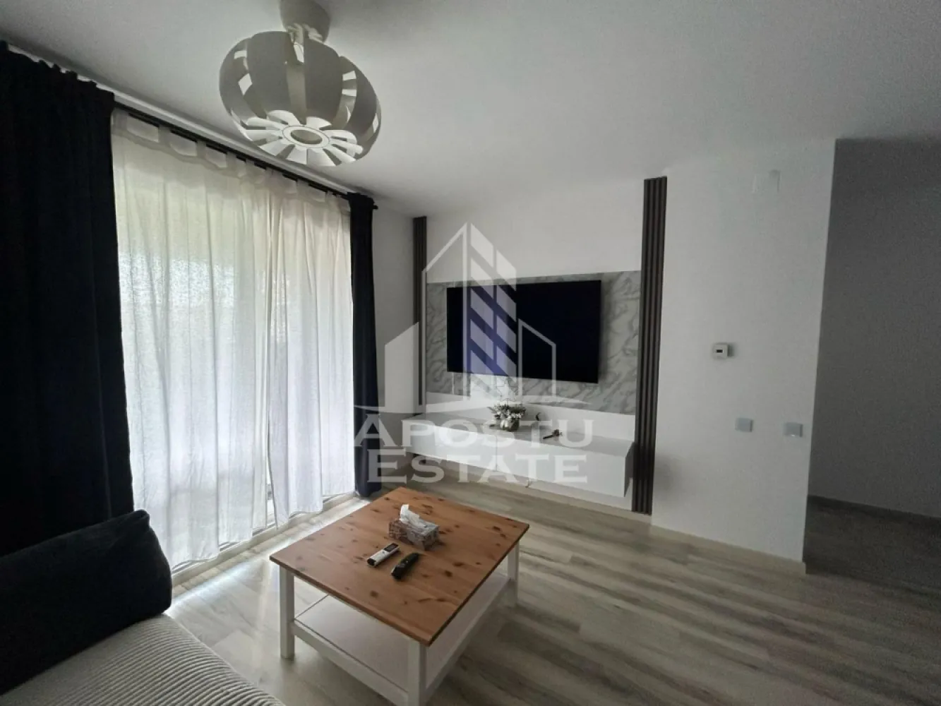 Apartament cu 2 camere, de inchiriat, zona Lipovei, Parcare - Agentia imobiliara APOSTU ESTATE va propune spre inchiriere un apartament cu 2 camere, situat in Timisoara, in zona Lipovei, o zona linistita si bine pozitionata, potrivit pentru cupluri,familii, sau studenti care isi doresc o locuinta unde sa se simta confortabil si cu acces facil catre scoli, statii de autobuz, supermarketuri , magazine de zona, parcuri.

Suprafata utila: 50 mpu
Compartimentare eficienta:
-Hol de acces generos.
-Living room luminos cu acces catre terasa si curtea proprie.
-Bucatarie deschisa, mobilata si utilata.
-Dormitor matrimonial.
-Baie cu cada.

Confort si facilitati:
-Incalzirea apartamentului: Pardoseala, Centrala proprie.
-Apartamentul este complet mobilat si utilat.
- Nu accepta animale de companie de catre proprietar.

Localizare:
-Timis, Timisoara, zona Lipovei, acces facil : Jysk, Farmacia Dona, Amazonia Aquapark.

Ideal pentru:
-Cupluri.
-Persoane singure.
-Familii.

Disponibilitate: Disponibil din 01.08.2026, dar se pot face vizionari pana atunci, imobilul poate sa fie rezervat.
Pret chirie lunara: 600 euro.
Programeaza o vizionare pentru a-ti putea imagina viitorul aici!
ID intern: CP3162085