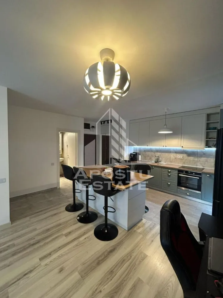 Apartament cu 2 camere, de inchiriat, zona Lipovei, Parcare - Agentia imobiliara APOSTU ESTATE va propune spre inchiriere un apartament cu 2 camere, situat in Timisoara, in zona Lipovei, o zona linistita si bine pozitionata, potrivit pentru cupluri,familii, sau studenti care isi doresc o locuinta unde sa se simta confortabil si cu acces facil catre scoli, statii de autobuz, supermarketuri , magazine de zona, parcuri.

Suprafata utila: 50 mpu
Compartimentare eficienta:
-Hol de acces generos.
-Living room luminos cu acces catre terasa si curtea proprie.
-Bucatarie deschisa, mobilata si utilata.
-Dormitor matrimonial.
-Baie cu cada.

Confort si facilitati:
-Incalzirea apartamentului: Pardoseala, Centrala proprie.
-Apartamentul este complet mobilat si utilat.
- Nu accepta animale de companie de catre proprietar.

Localizare:
-Timis, Timisoara, zona Lipovei, acces facil : Jysk, Farmacia Dona, Amazonia Aquapark.

Ideal pentru:
-Cupluri.
-Persoane singure.
-Familii.

Disponibilitate: Disponibil din 01.08.2026, dar se pot face vizionari pana atunci, imobilul poate sa fie rezervat.
Pret chirie lunara: 600 euro.
Programeaza o vizionare pentru a-ti putea imagina viitorul aici!
ID intern: CP3162085
