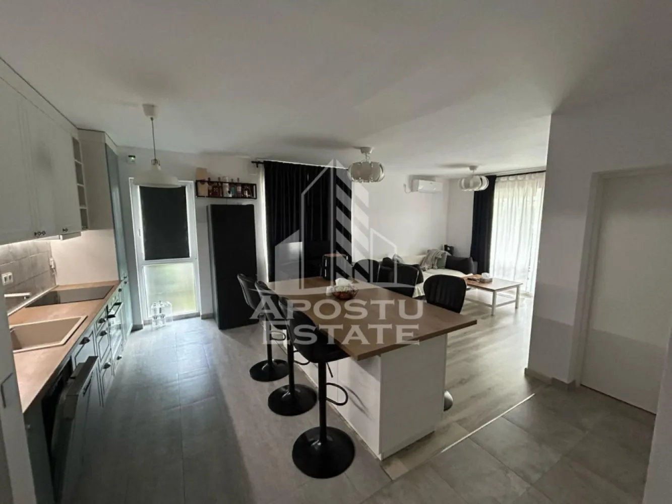 Apartament cu 2 camere, de inchiriat, zona Lipovei, Parcare - Agentia imobiliara APOSTU ESTATE va propune spre inchiriere un apartament cu 2 camere, situat in Timisoara, in zona Lipovei, o zona linistita si bine pozitionata, potrivit pentru cupluri,familii, sau studenti care isi doresc o locuinta unde sa se simta confortabil si cu acces facil catre scoli, statii de autobuz, supermarketuri , magazine de zona, parcuri.

Suprafata utila: 50 mpu
Compartimentare eficienta:
-Hol de acces generos.
-Living room luminos cu acces catre terasa si curtea proprie.
-Bucatarie deschisa, mobilata si utilata.
-Dormitor matrimonial.
-Baie cu cada.

Confort si facilitati:
-Incalzirea apartamentului: Pardoseala, Centrala proprie.
-Apartamentul este complet mobilat si utilat.
- Nu accepta animale de companie de catre proprietar.

Localizare:
-Timis, Timisoara, zona Lipovei, acces facil : Jysk, Farmacia Dona, Amazonia Aquapark.

Ideal pentru:
-Cupluri.
-Persoane singure.
-Familii.

Disponibilitate: Disponibil din 01.08.2026, dar se pot face vizionari pana atunci, imobilul poate sa fie rezervat.
Pret chirie lunara: 600 euro.
Programeaza o vizionare pentru a-ti putea imagina viitorul aici!
ID intern: CP3162085