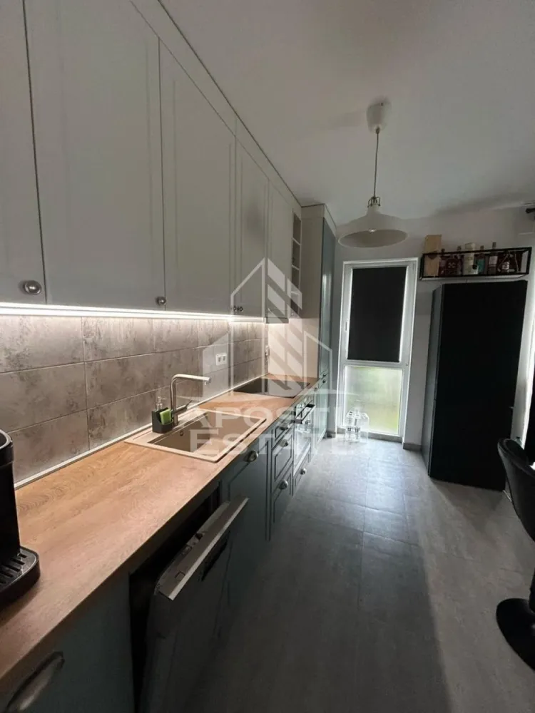 Apartament cu 2 camere, de inchiriat, zona Lipovei, Parcare - Agentia imobiliara APOSTU ESTATE va propune spre inchiriere un apartament cu 2 camere, situat in Timisoara, in zona Lipovei, o zona linistita si bine pozitionata, potrivit pentru cupluri,familii, sau studenti care isi doresc o locuinta unde sa se simta confortabil si cu acces facil catre scoli, statii de autobuz, supermarketuri , magazine de zona, parcuri.

Suprafata utila: 50 mpu
Compartimentare eficienta:
-Hol de acces generos.
-Living room luminos cu acces catre terasa si curtea proprie.
-Bucatarie deschisa, mobilata si utilata.
-Dormitor matrimonial.
-Baie cu cada.

Confort si facilitati:
-Incalzirea apartamentului: Pardoseala, Centrala proprie.
-Apartamentul este complet mobilat si utilat.
- Nu accepta animale de companie de catre proprietar.

Localizare:
-Timis, Timisoara, zona Lipovei, acces facil : Jysk, Farmacia Dona, Amazonia Aquapark.

Ideal pentru:
-Cupluri.
-Persoane singure.
-Familii.

Disponibilitate: Disponibil din 01.08.2026, dar se pot face vizionari pana atunci, imobilul poate sa fie rezervat.
Pret chirie lunara: 600 euro.
Programeaza o vizionare pentru a-ti putea imagina viitorul aici!
ID intern: CP3162085