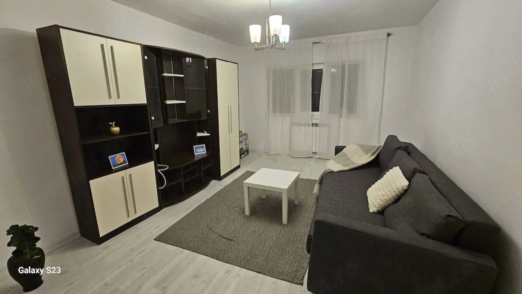 De inchiriat apartament 2 camere, Piața Centrală, et. 4, renovat, 450 eur - Se închiriază pe termen lung (minimum 12 luni) apartament cu 2 camere decomandat, având o suprafață de 56 mp, situat în zona Piața Centrală, etaj 4, într-un bloc construit în 1991.
Apartamentul este complet renovat, foarte luminos, cu vedere deschisă și beneficiază de loc de parcare. Este la prima închiriere, totul fiind pregătit pentru confortul viitorilor chiriași.
- Prima închiriere
- Renovat complet
- Loc de parcare
- Facturi foarte mici la întreținere
- Contorizare separată pentru apă și gaze
- Disponibil imediat
Un avantaj important îl reprezintă costurile reduse la utilități și întreținere, datorită contorizării separate la apă și gaze.
Poziția este excelentă, la doar câteva minute de Universitatea „Dunărea de Jos”, centrul orașului, stații de transport public, magazine, restaurante și alte puncte de interes. Este locuința ideală pentru studenți, masteranzi, doctoranzi, profesori, medici rezidenți sau tineri profesioniști.
 Chirie: 450 €/lună
 Garanție: 450 €
Se percepe comision de intermediere.
 Telefon: 0741.030.291, Marilena, Agentia Mag Invest.